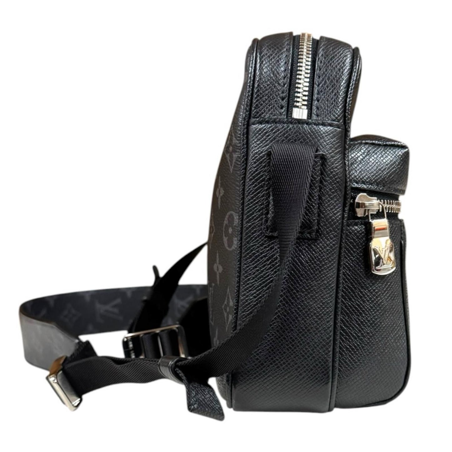 Louis Vuitton Outdoor Messenger PM Taigarama Shoulder Bag Taiga Leather Black — view 4