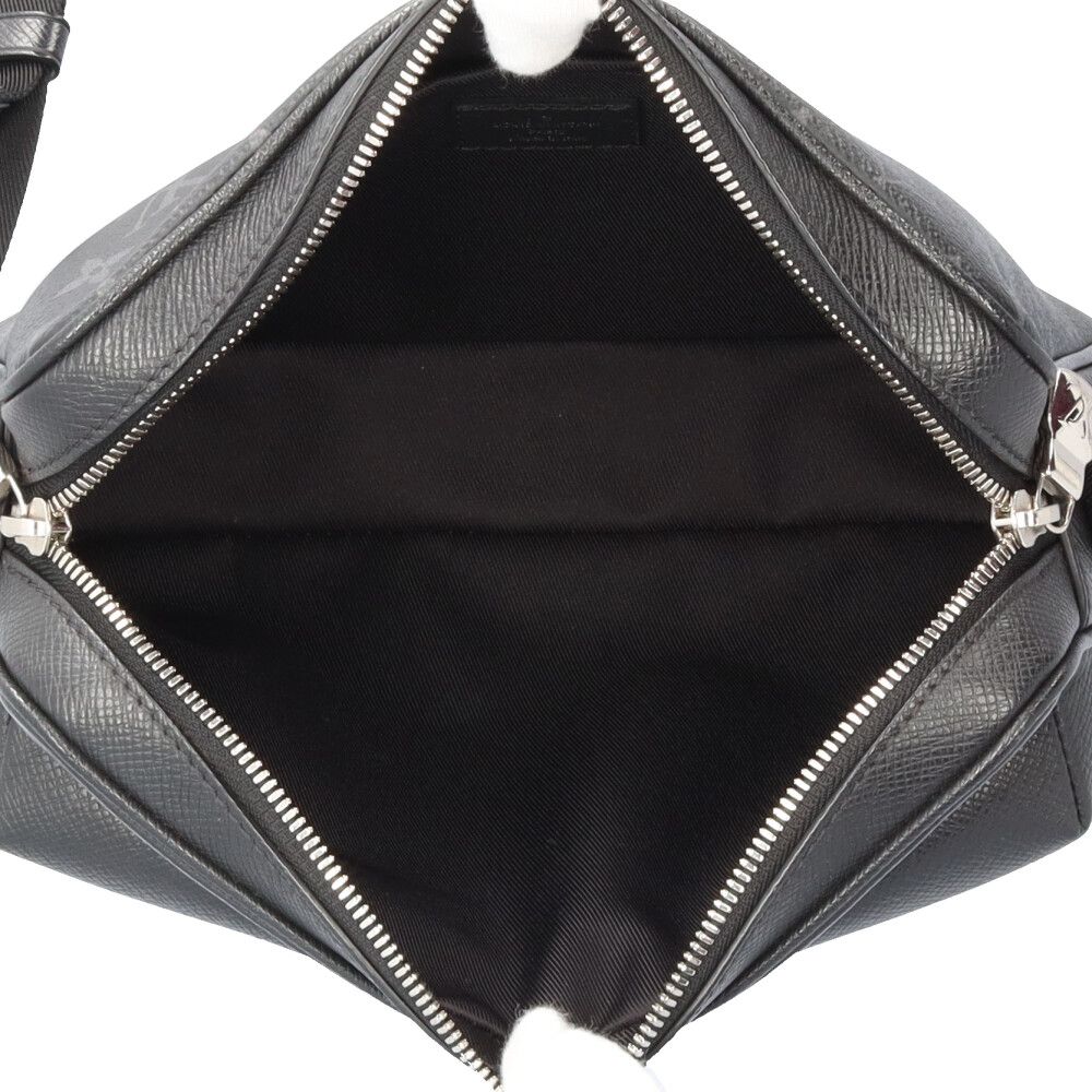 Louis Vuitton Outdoor Messenger PM Taigarama Shoulder Bag Taiga Leather Black — view 7