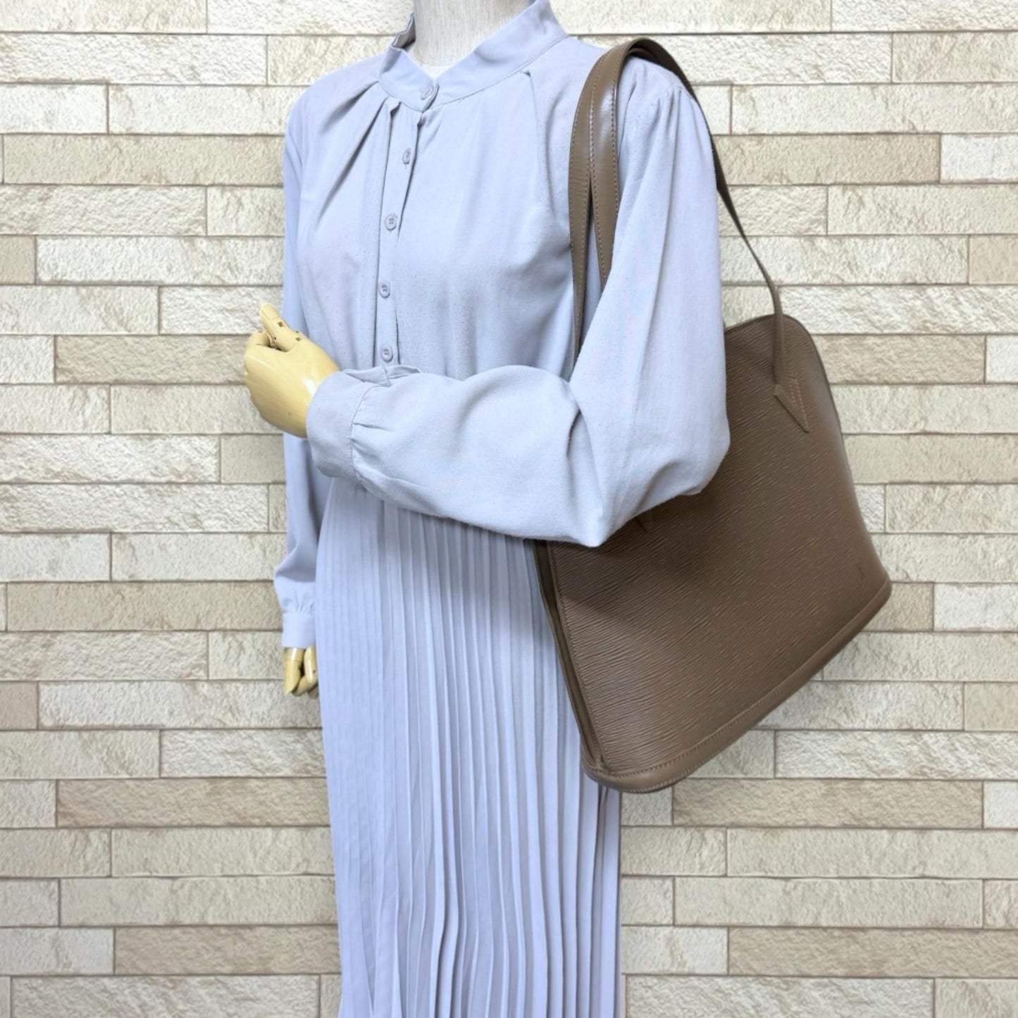 Louis Vuitton Sac Epi Shoulder Bag Gray — view 2