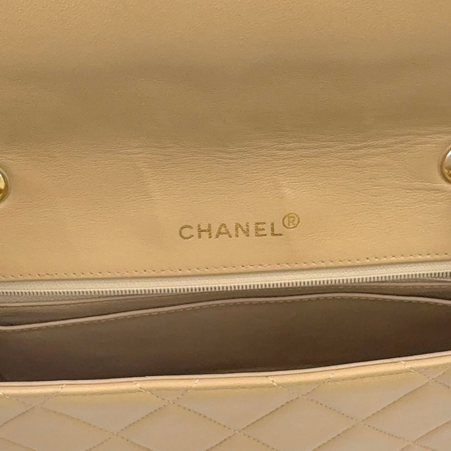 Chanel Quilted Chain Leather Beige Shoulder Bag Gold — view 4