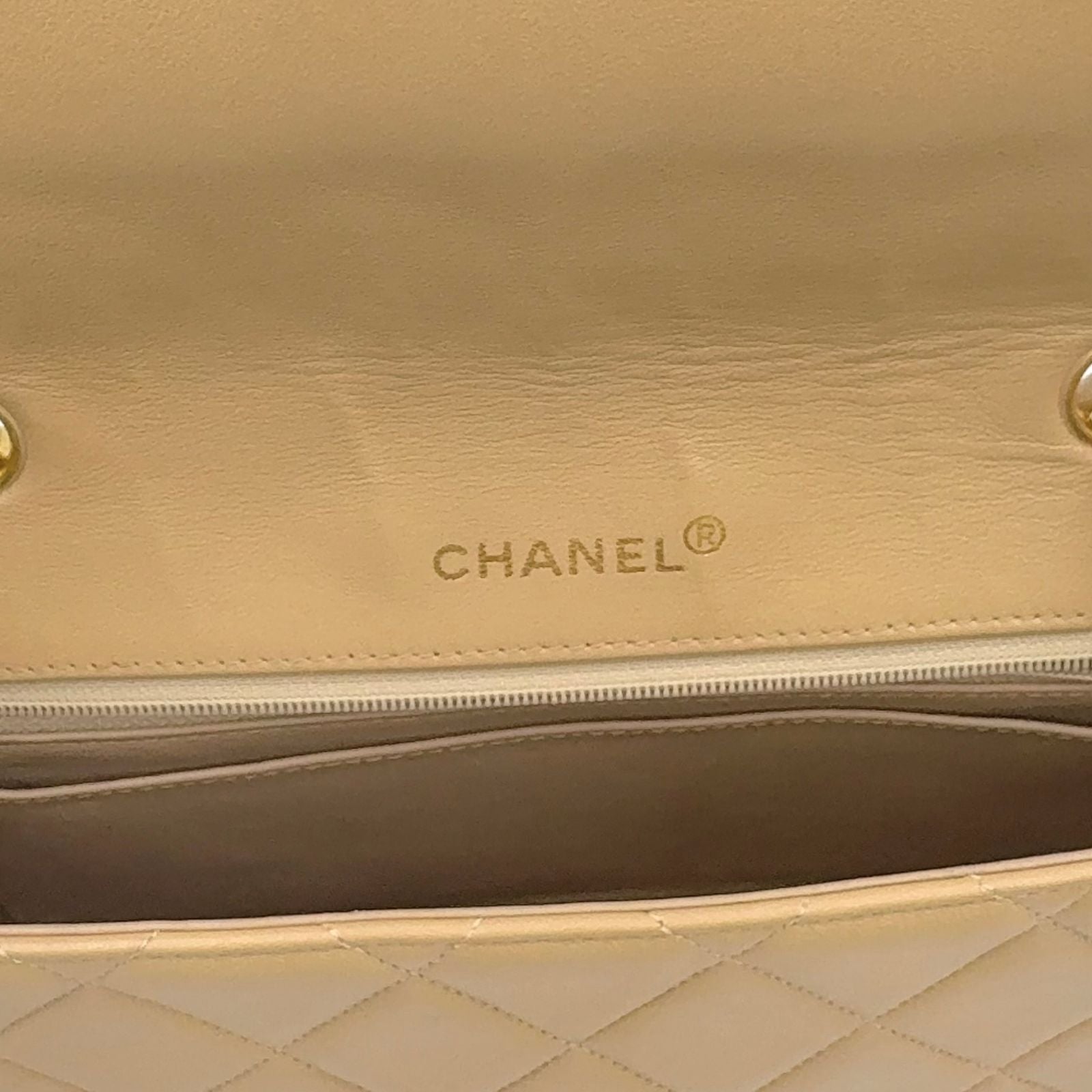Chanel Quilted Chain Leather Beige Shoulder Bag Gold — view 4