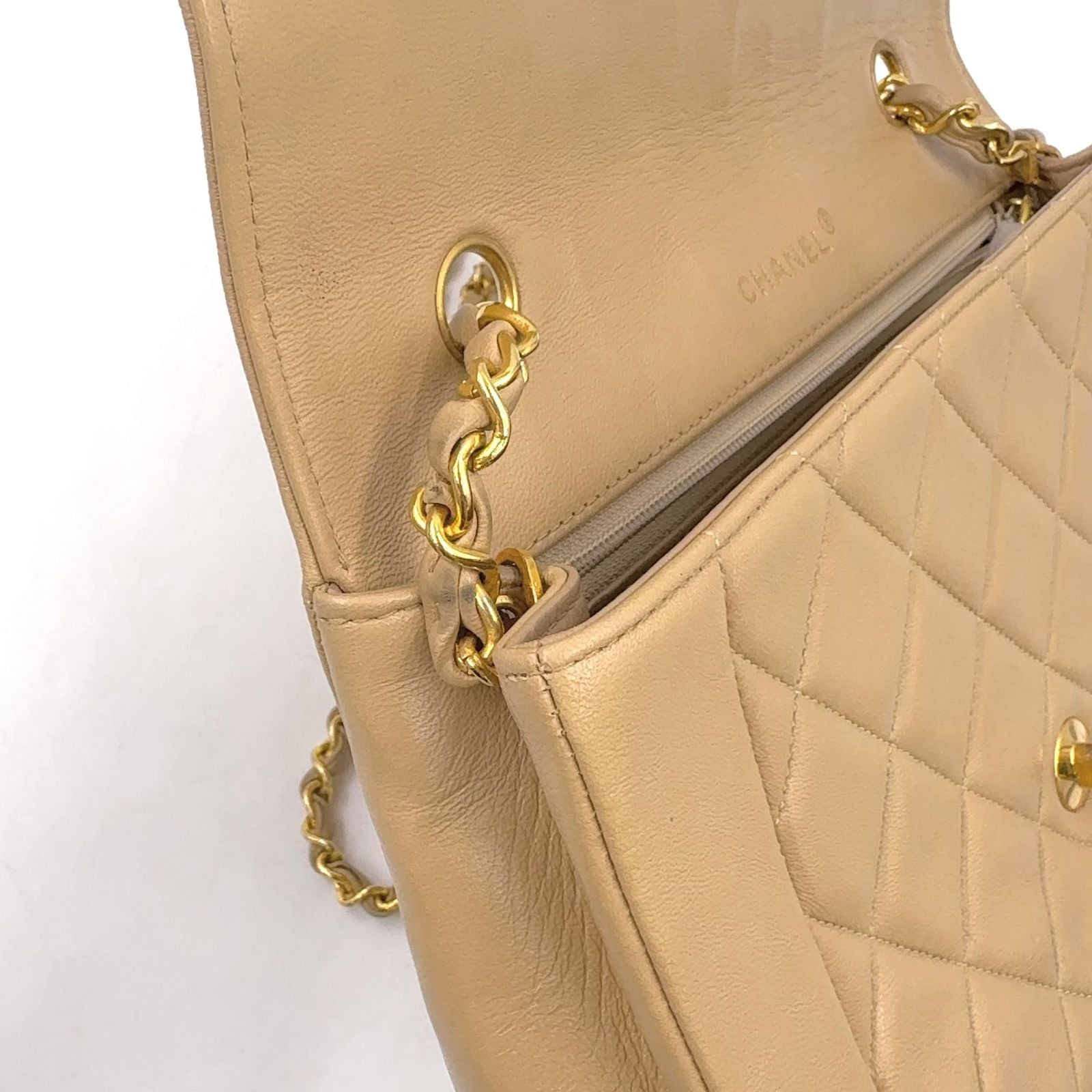 Chanel Quilted Chain Leather Beige Shoulder Bag Gold — view 6