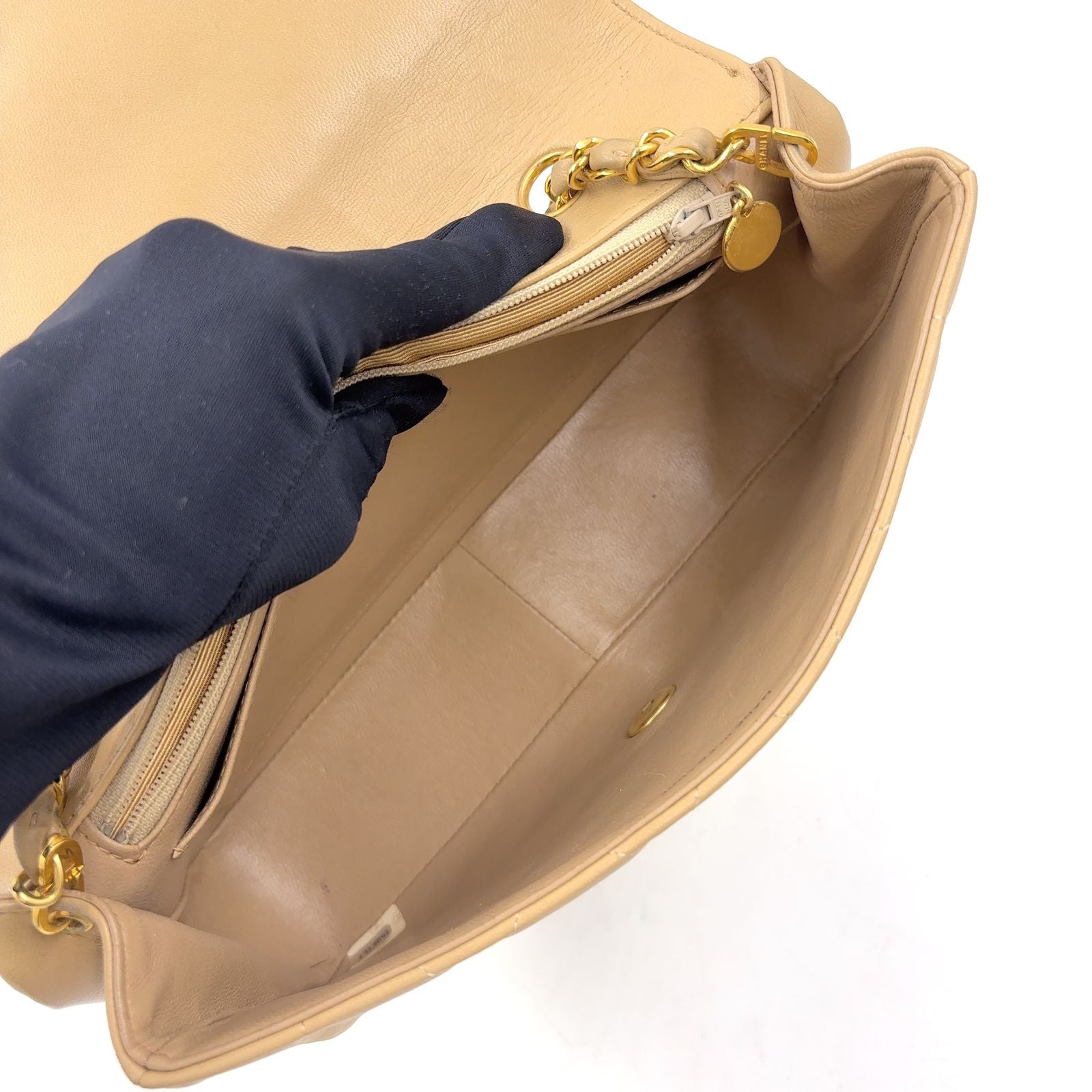 Chanel Quilted Chain Leather Beige Shoulder Bag Gold — view 3