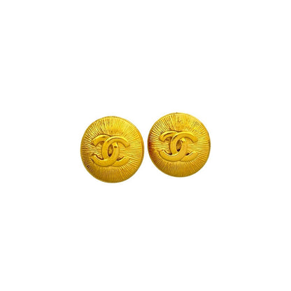 Chanel With Rice Vintage CC Logo Motif Earrings Gold — view 3