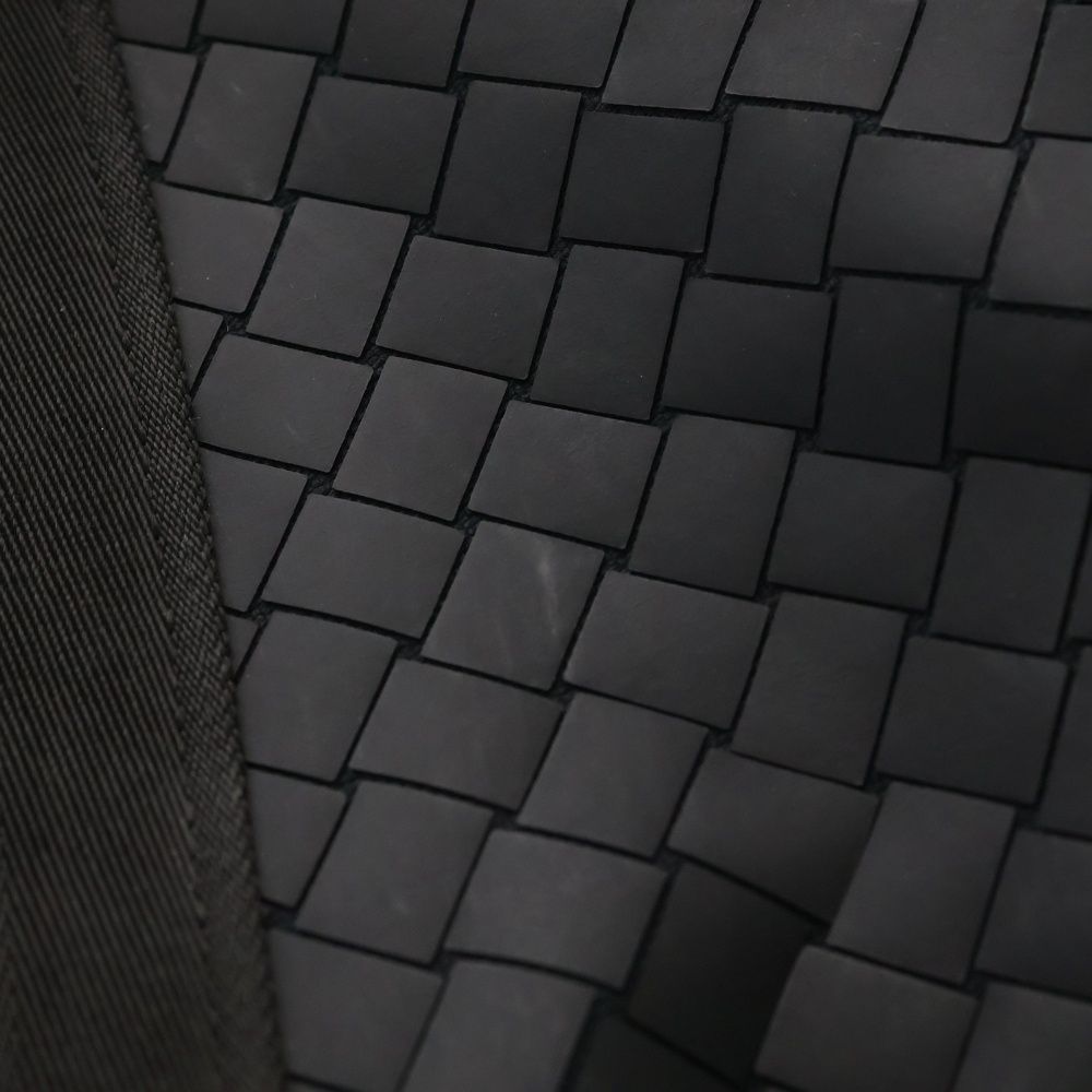 Bottega Veneta New Rubber Intrecciato Scorpito Tote Black — view 7