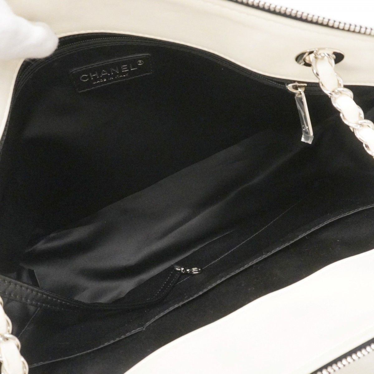 Chanel Shoulder Bag Quilted Lambskin White Black Silver — view 4
