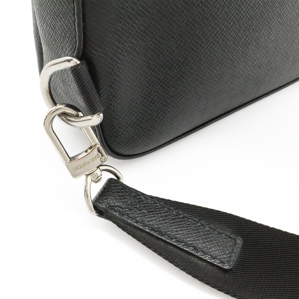 Louis Vuitton Taiga Avenue Sling Bag Leather Noir Black — view 6