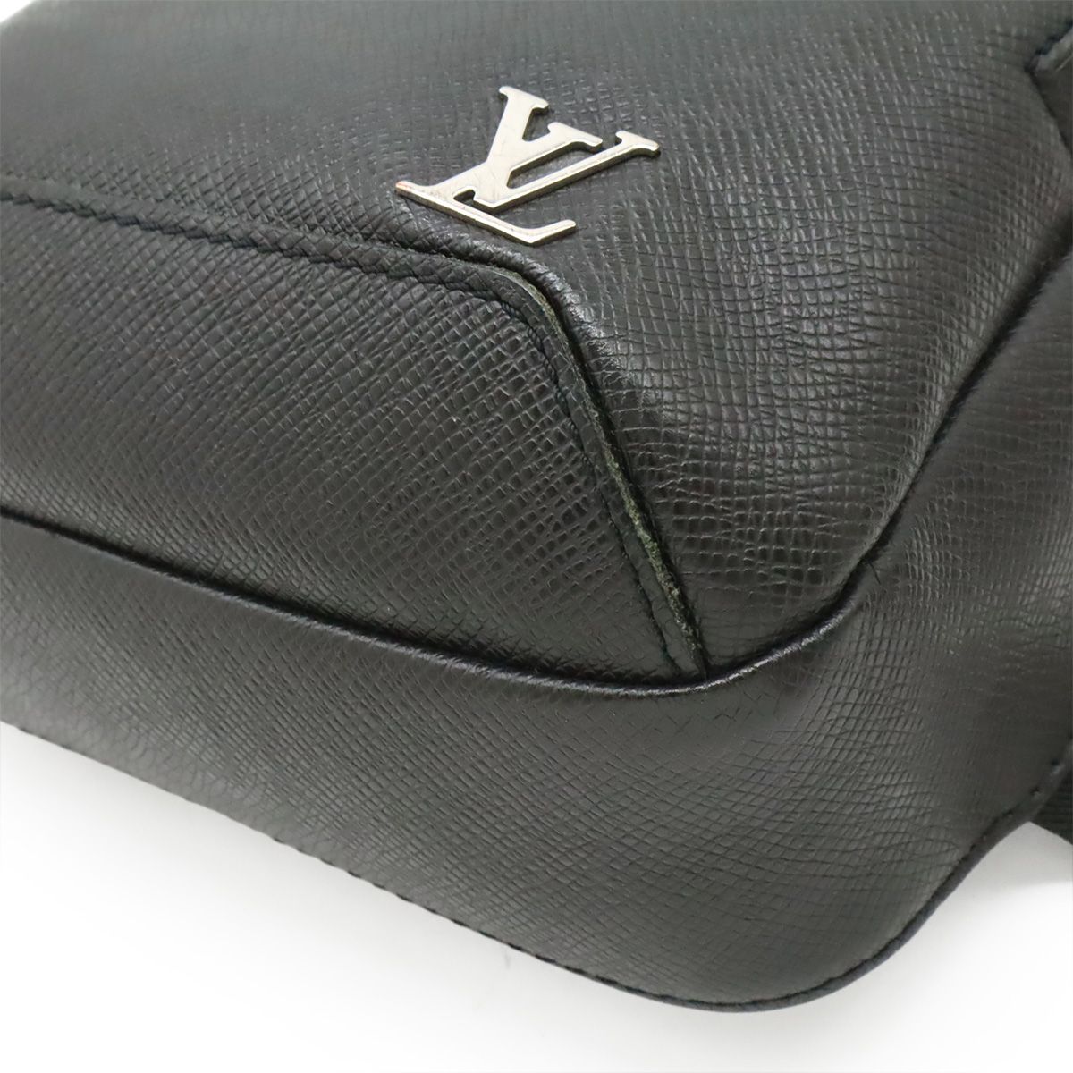 Louis Vuitton Taiga Avenue Sling Bag Leather Noir Black — view 3