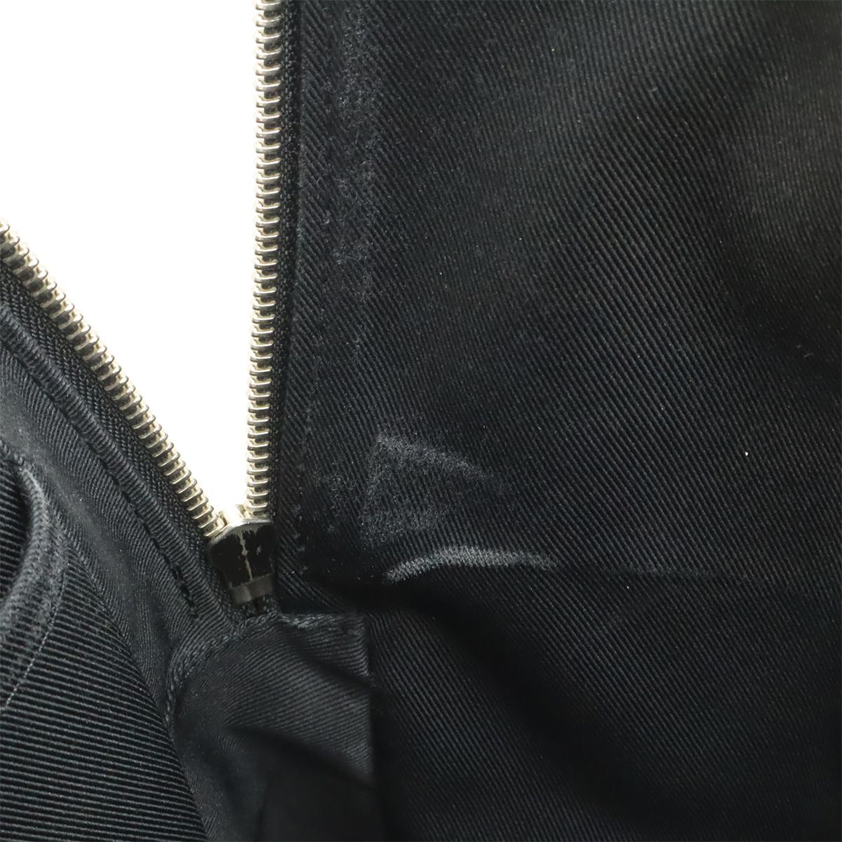 Louis Vuitton Taiga Avenue Sling Bag Leather Noir Black — view 9
