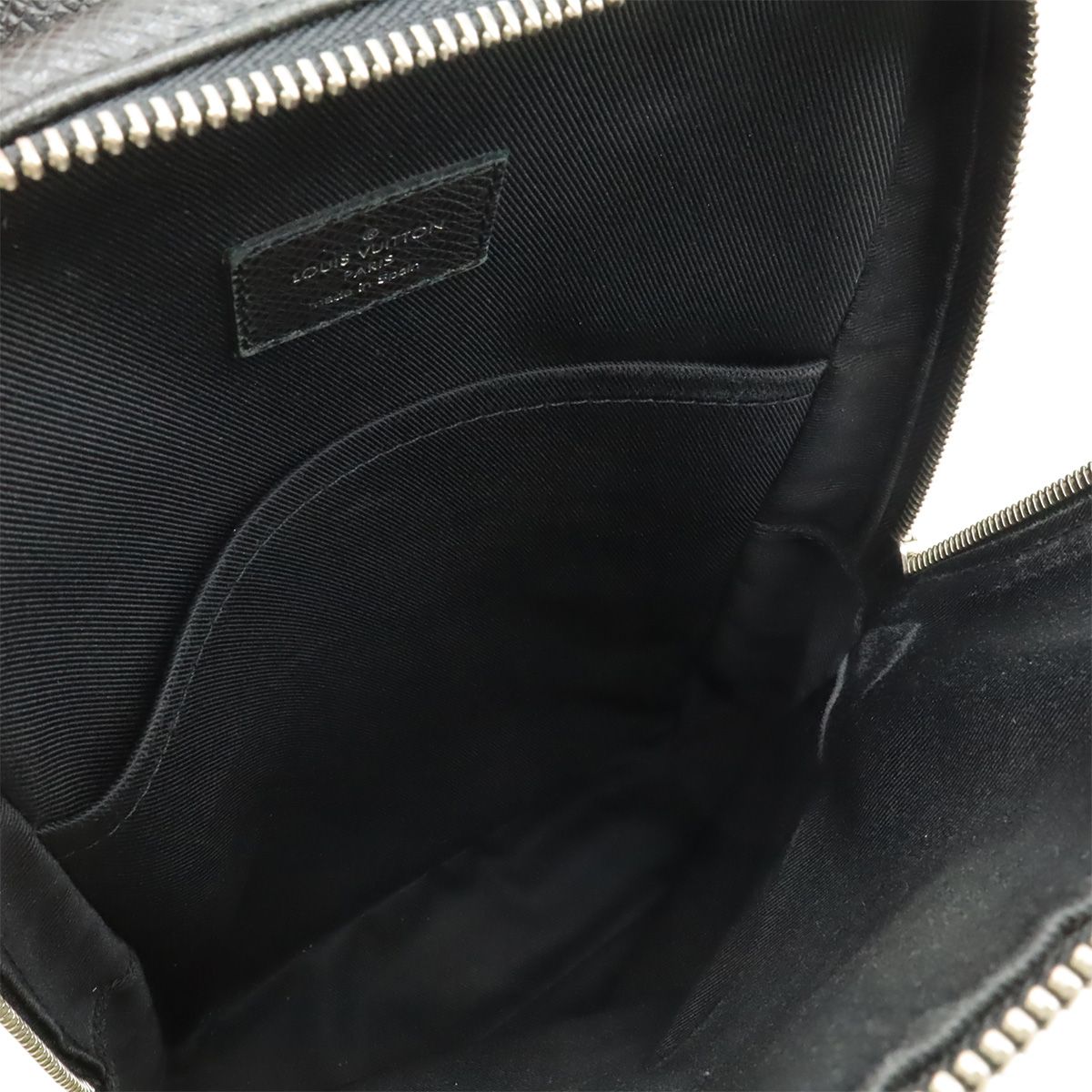 Louis Vuitton Taiga Avenue Sling Bag Leather Noir Black — view 8