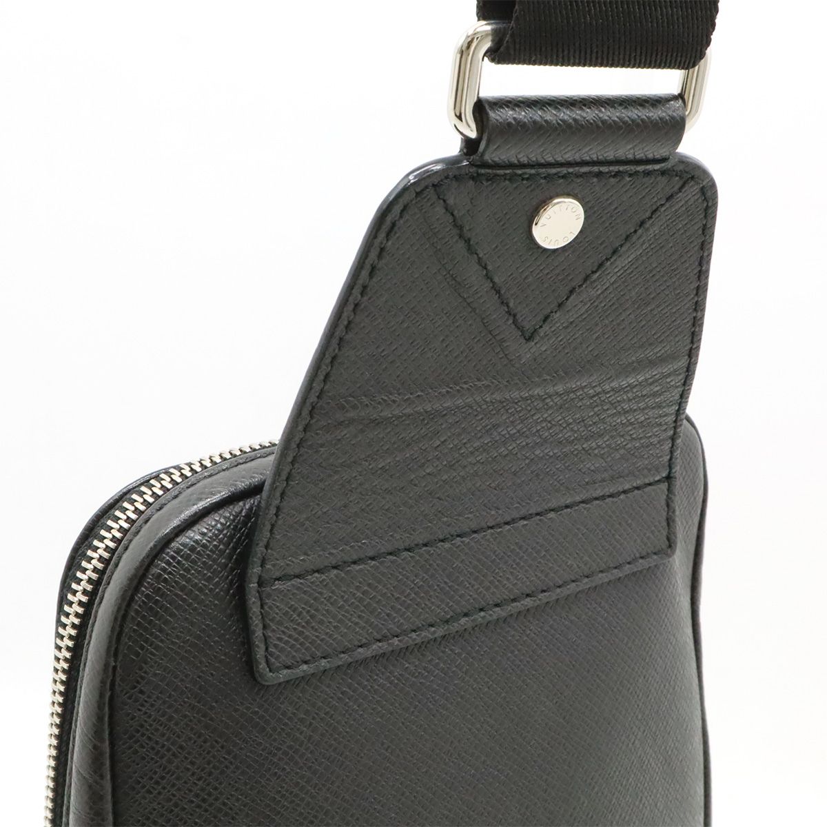 Louis Vuitton Taiga Avenue Sling Bag Leather Noir Black — view 4