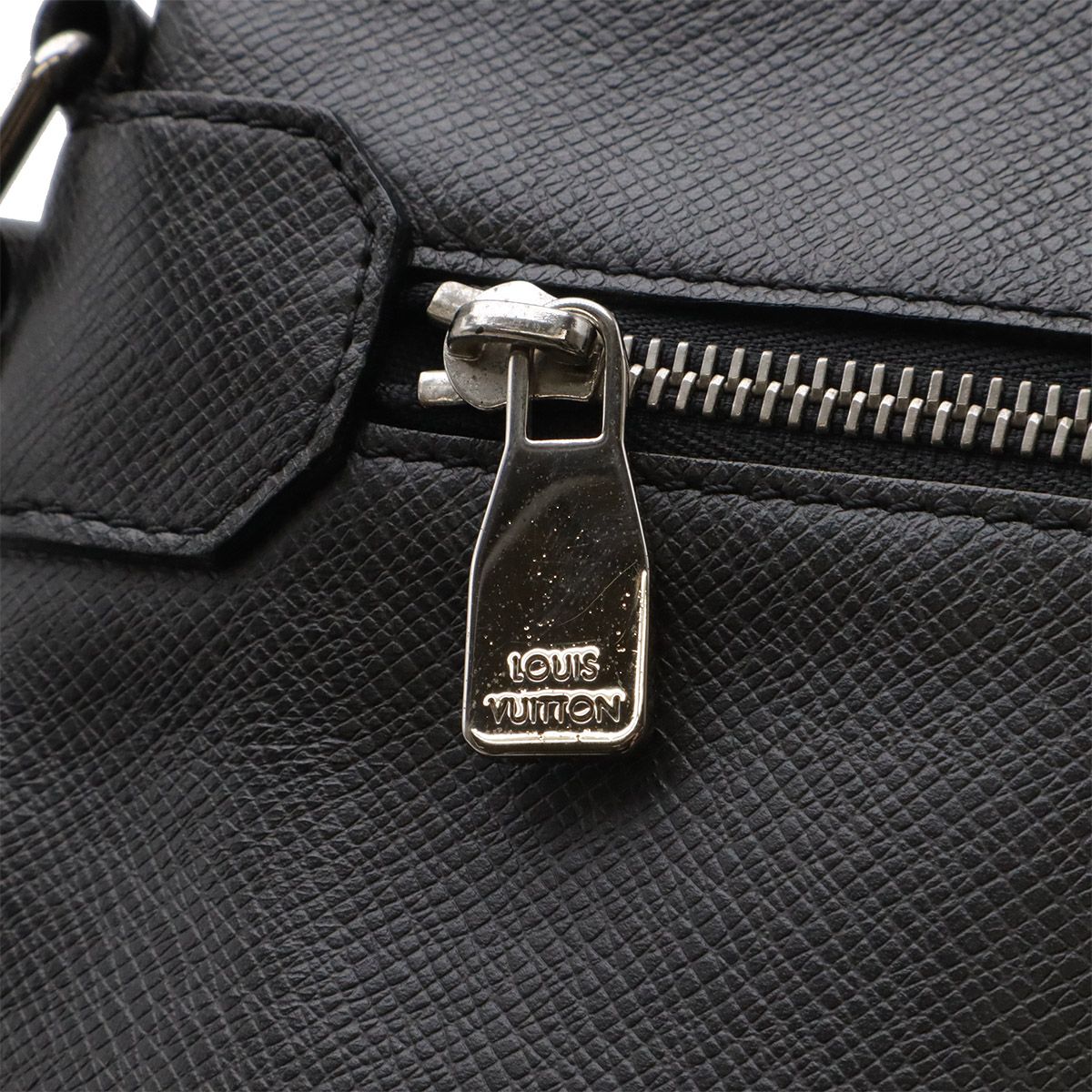 Louis Vuitton Taiga Sasha Shoulder Bag Crossbody Depth Leather Ardoise Black — view 4