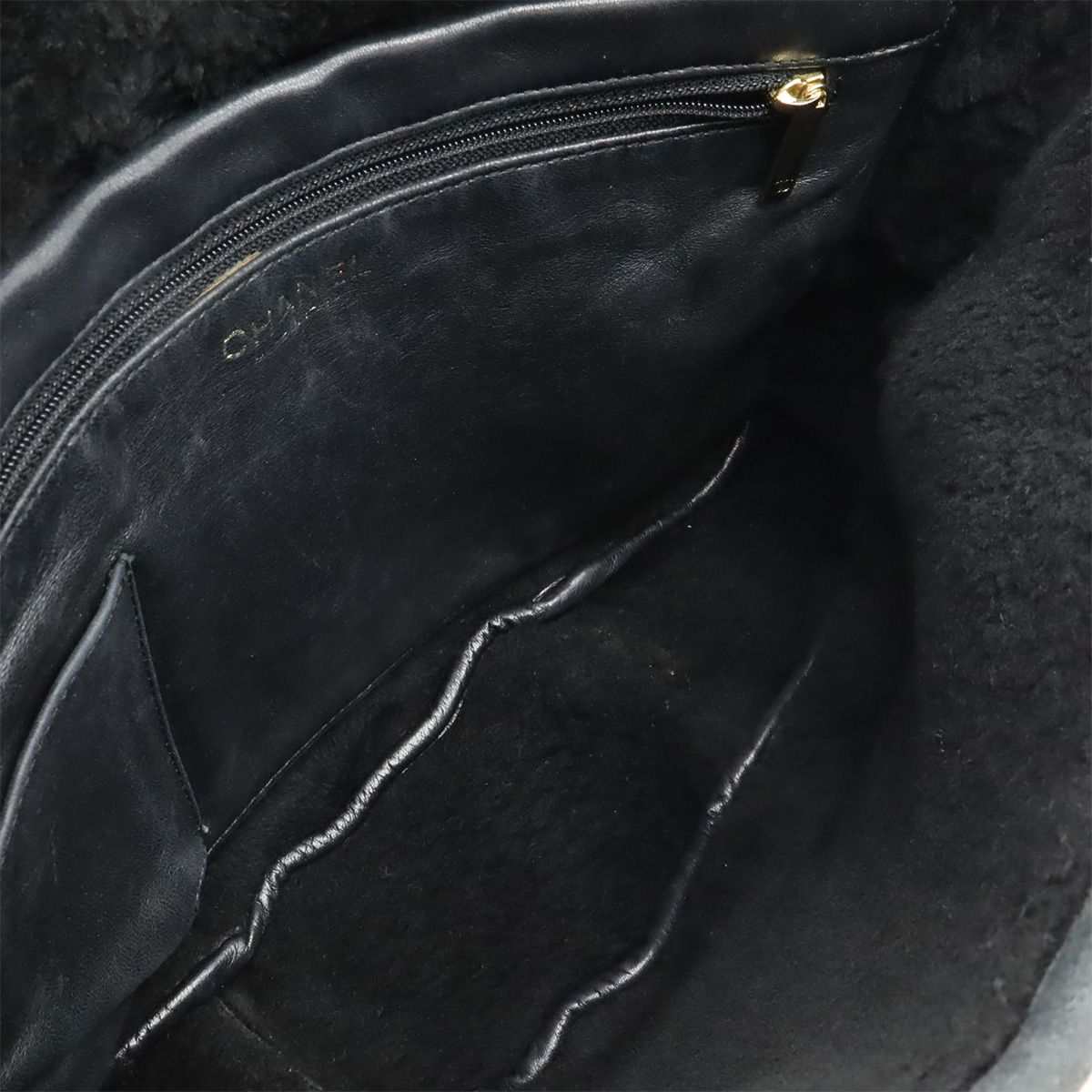 Chanel CC Logo Shoulder Bag Crossbody Shearling Leather Boa Black Gold — view 6