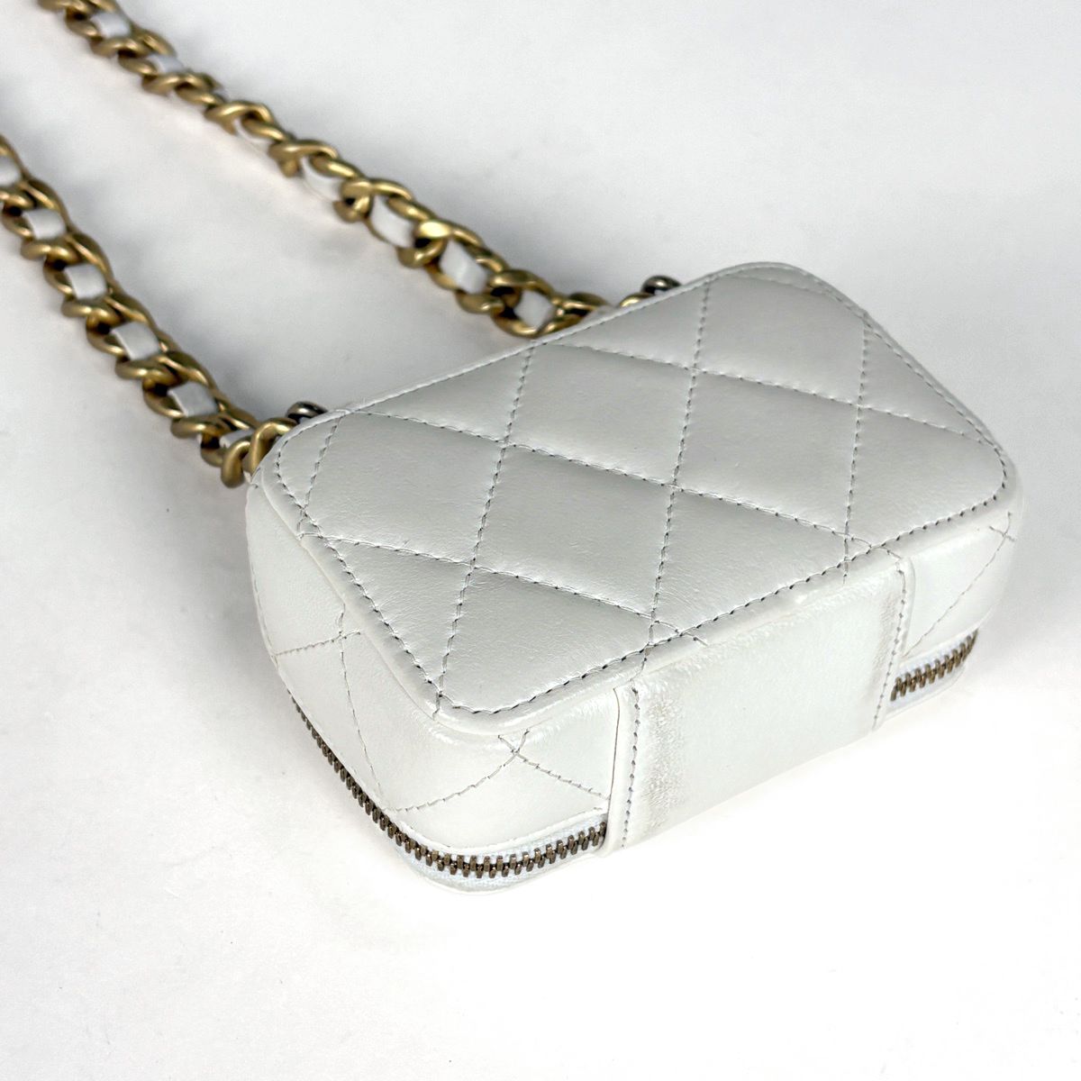 Chanel CC Logo Chain Shoulder Bag Quilted Mini Coin Purse Leather White — view 2