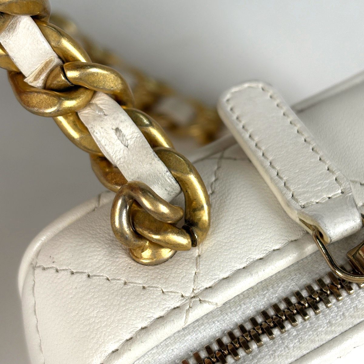 Chanel CC Logo Chain Shoulder Bag Quilted Mini Coin Purse Leather White — view 7