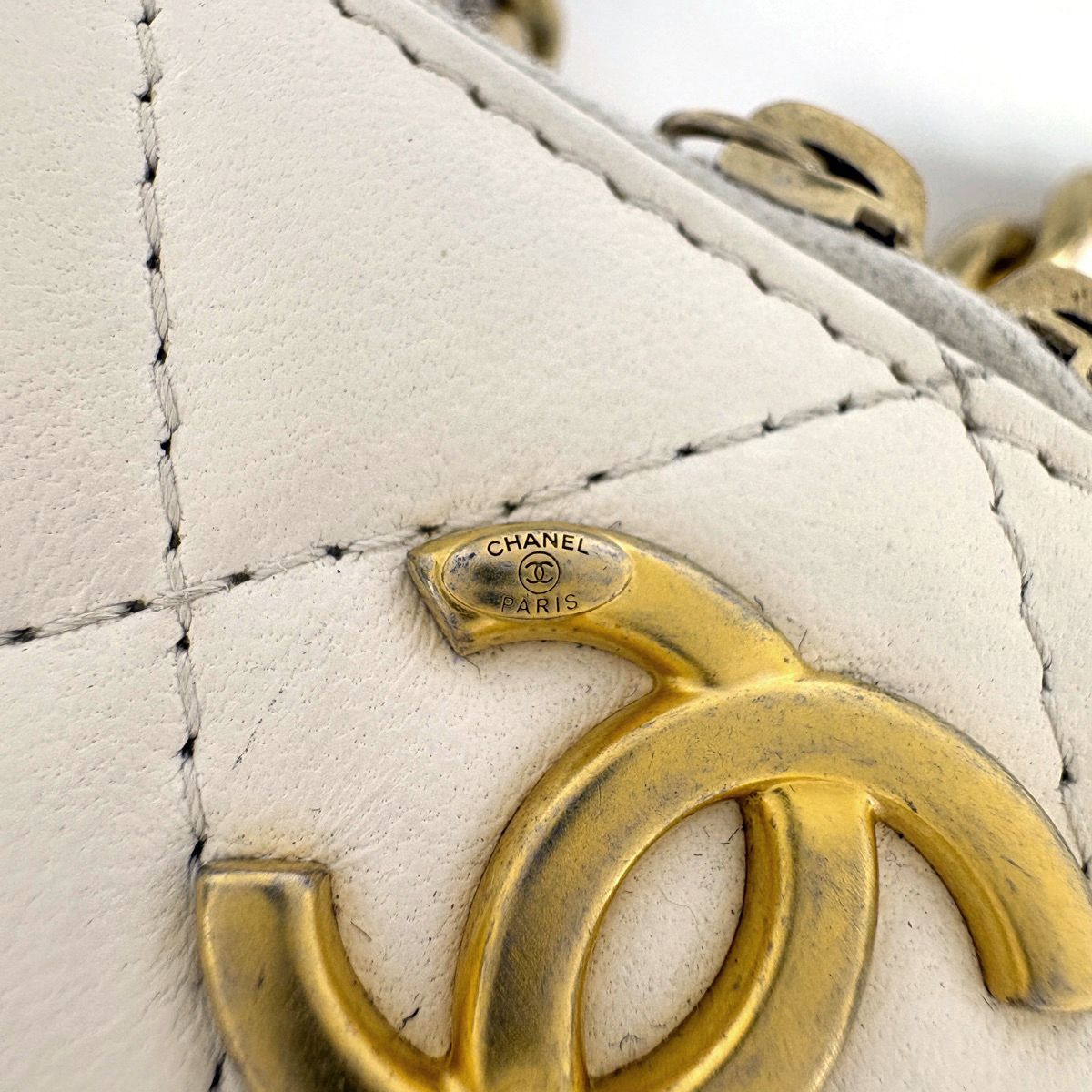 Chanel CC Logo Chain Shoulder Bag Quilted Mini Coin Purse Leather White — view 5