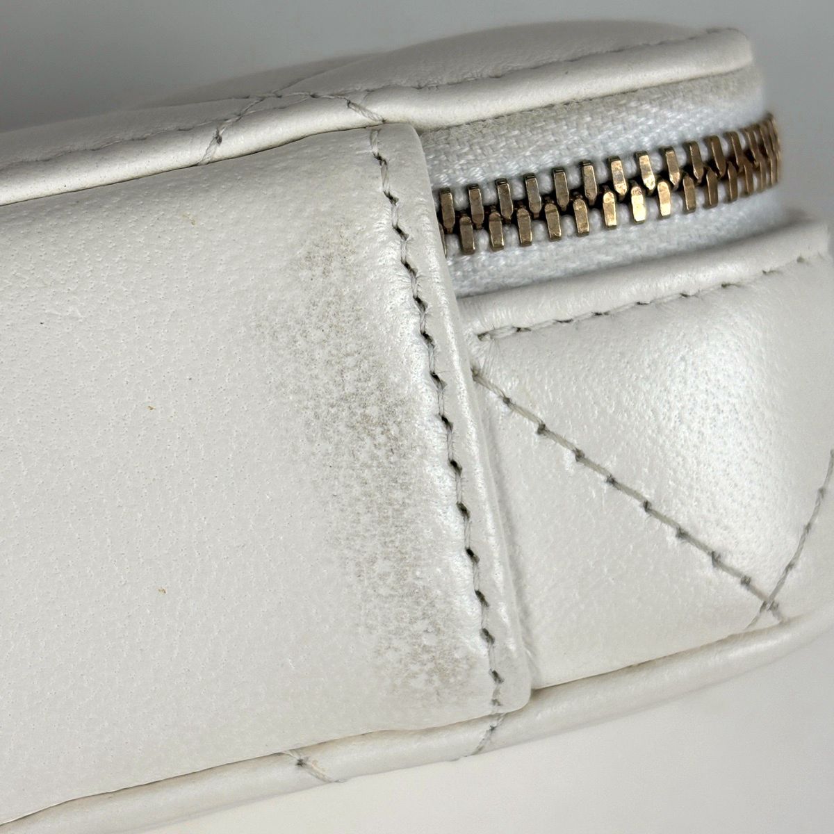 Chanel CC Logo Chain Shoulder Bag Quilted Mini Coin Purse Leather White — view 4