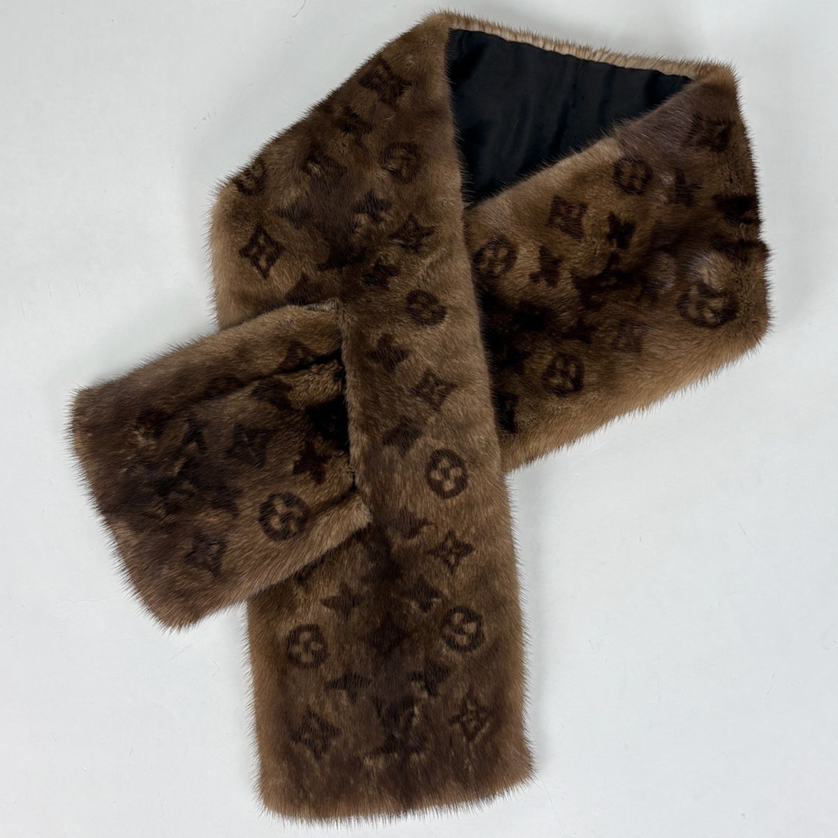 Louis Vuitton Echarpe Logo Scarf Monogram Mink Silk Brown — view 3