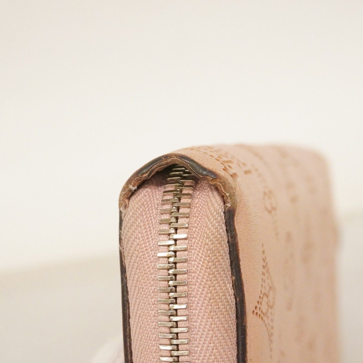 Louis Vuitton Wallet Mahina Zippy Magnolia — view 7