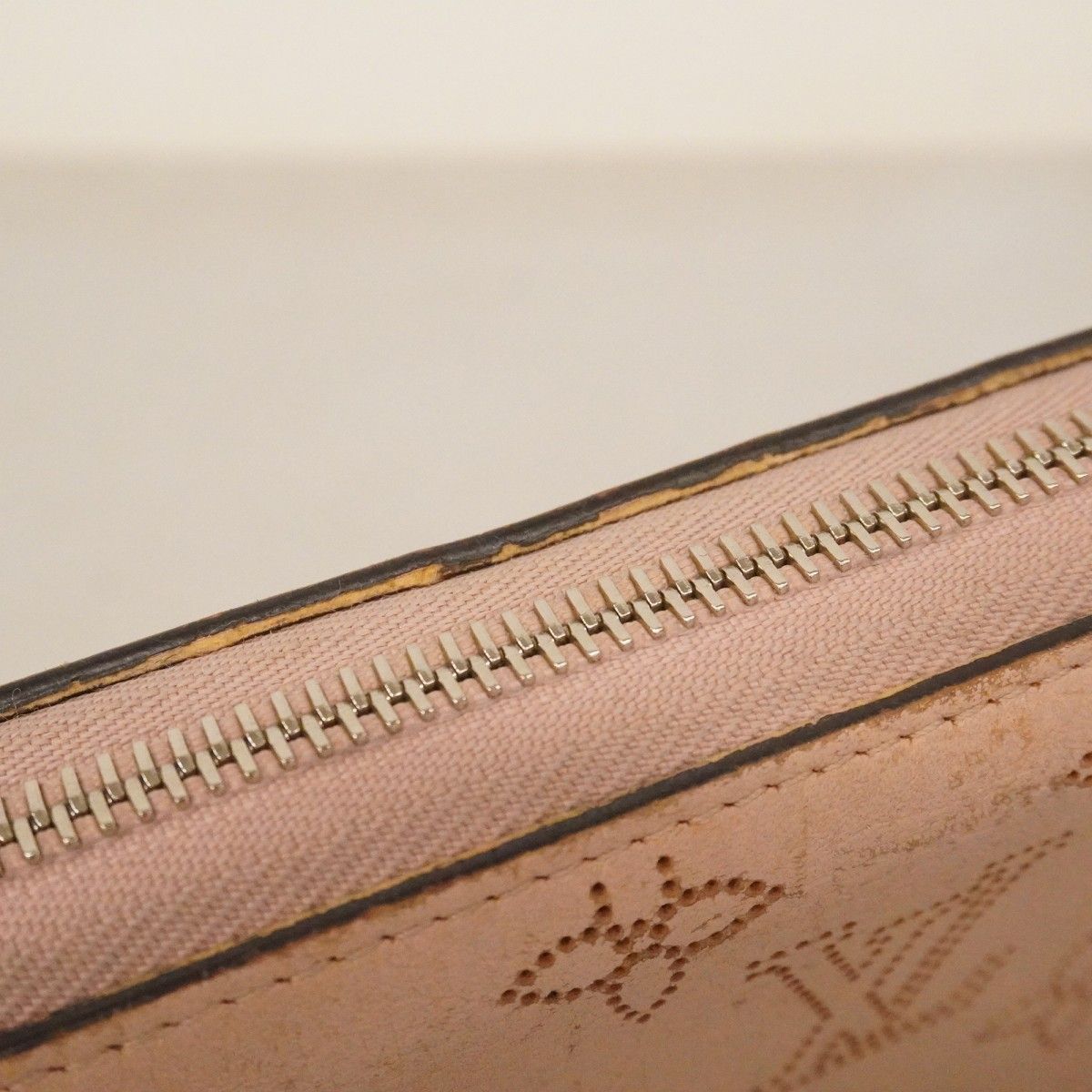 Louis Vuitton Wallet Mahina Zippy Magnolia — view 6
