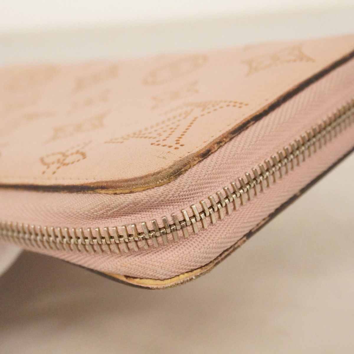 Louis Vuitton Wallet Mahina Zippy Magnolia — view 5