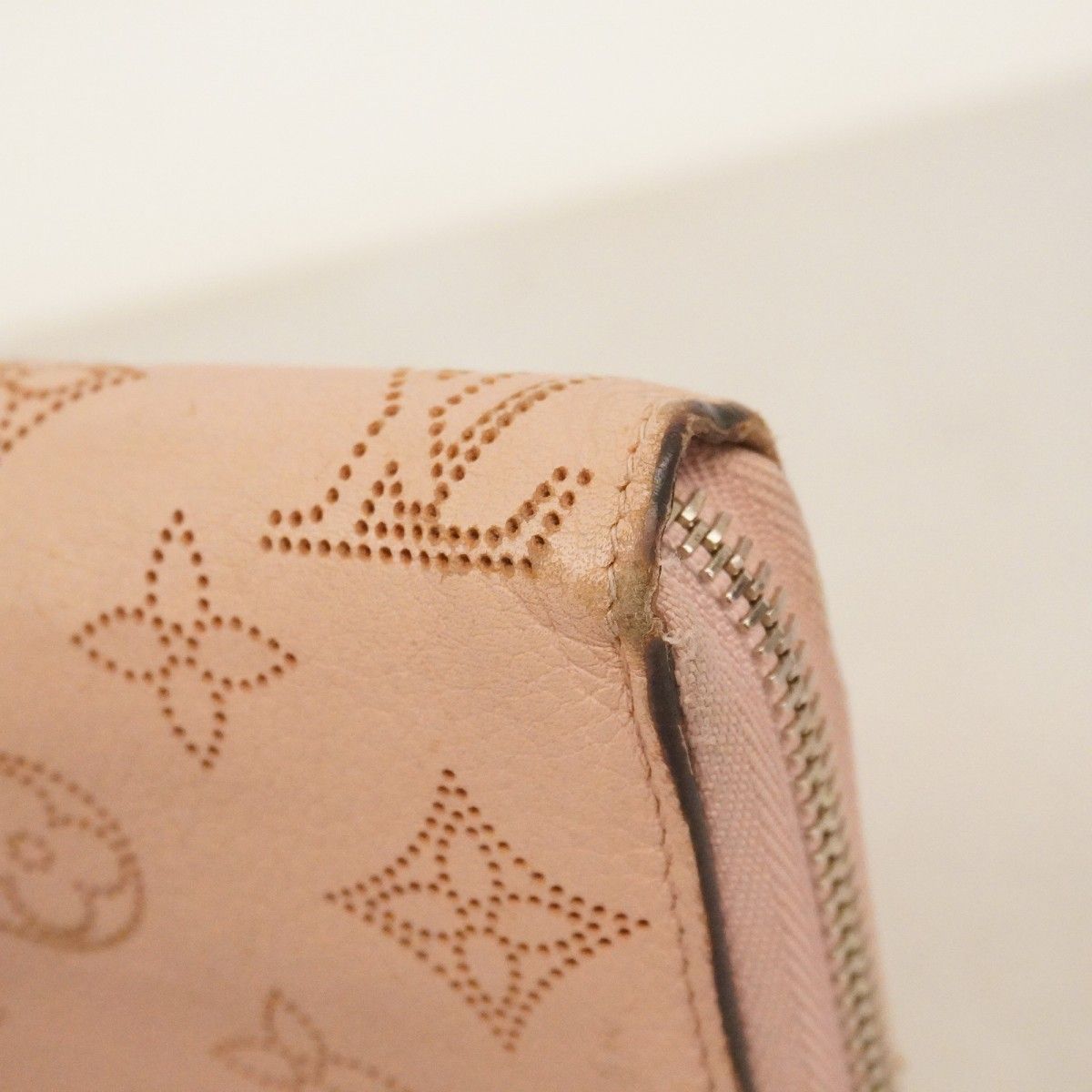 Louis Vuitton Wallet Mahina Zippy Magnolia — view 8