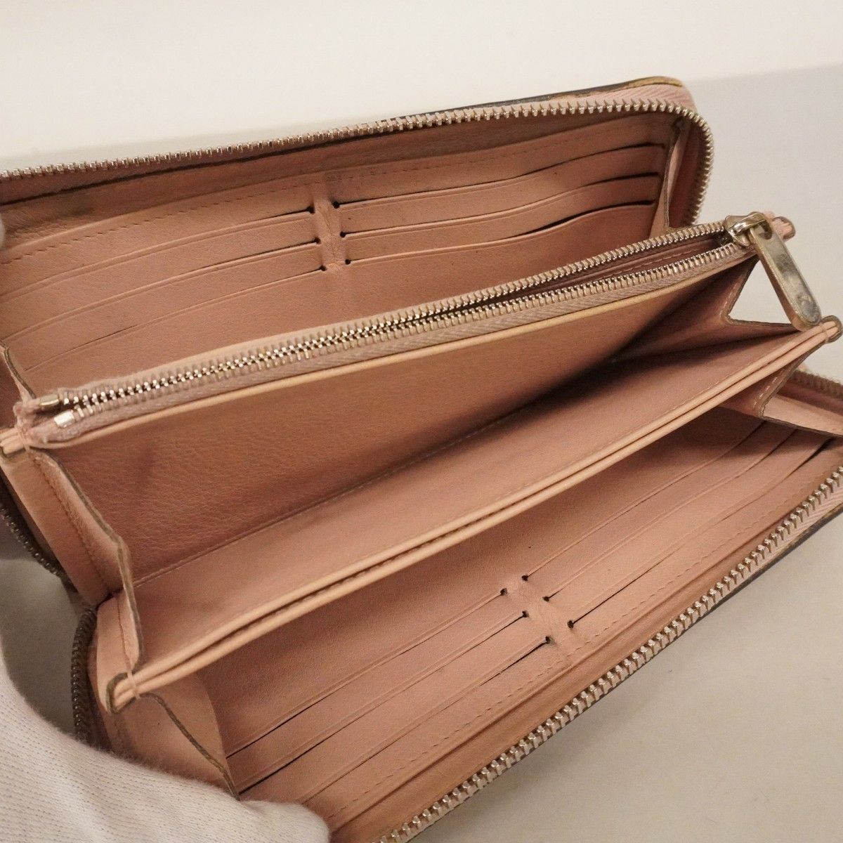 Louis Vuitton Wallet Mahina Zippy Magnolia — view 3