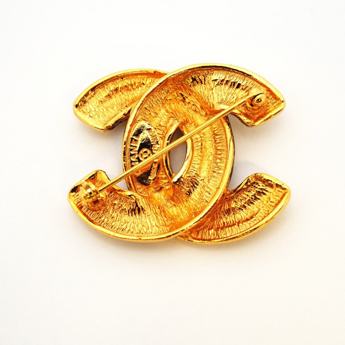 Chanel Brooch Vintage CC Logo Quilted Gold Plated — view 5