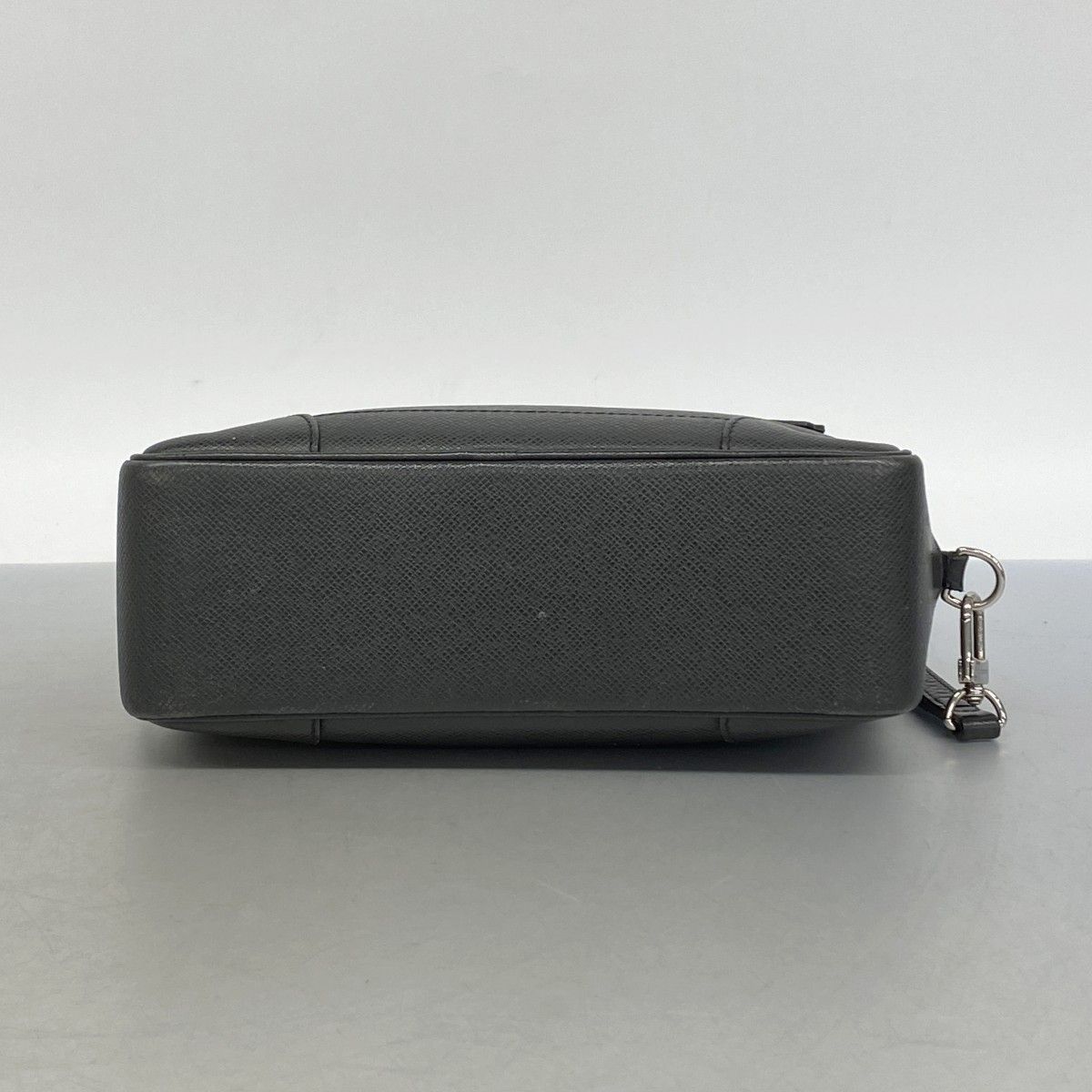 Louis Vuitton Clutch Taiga Pavel Ardoise — view 3