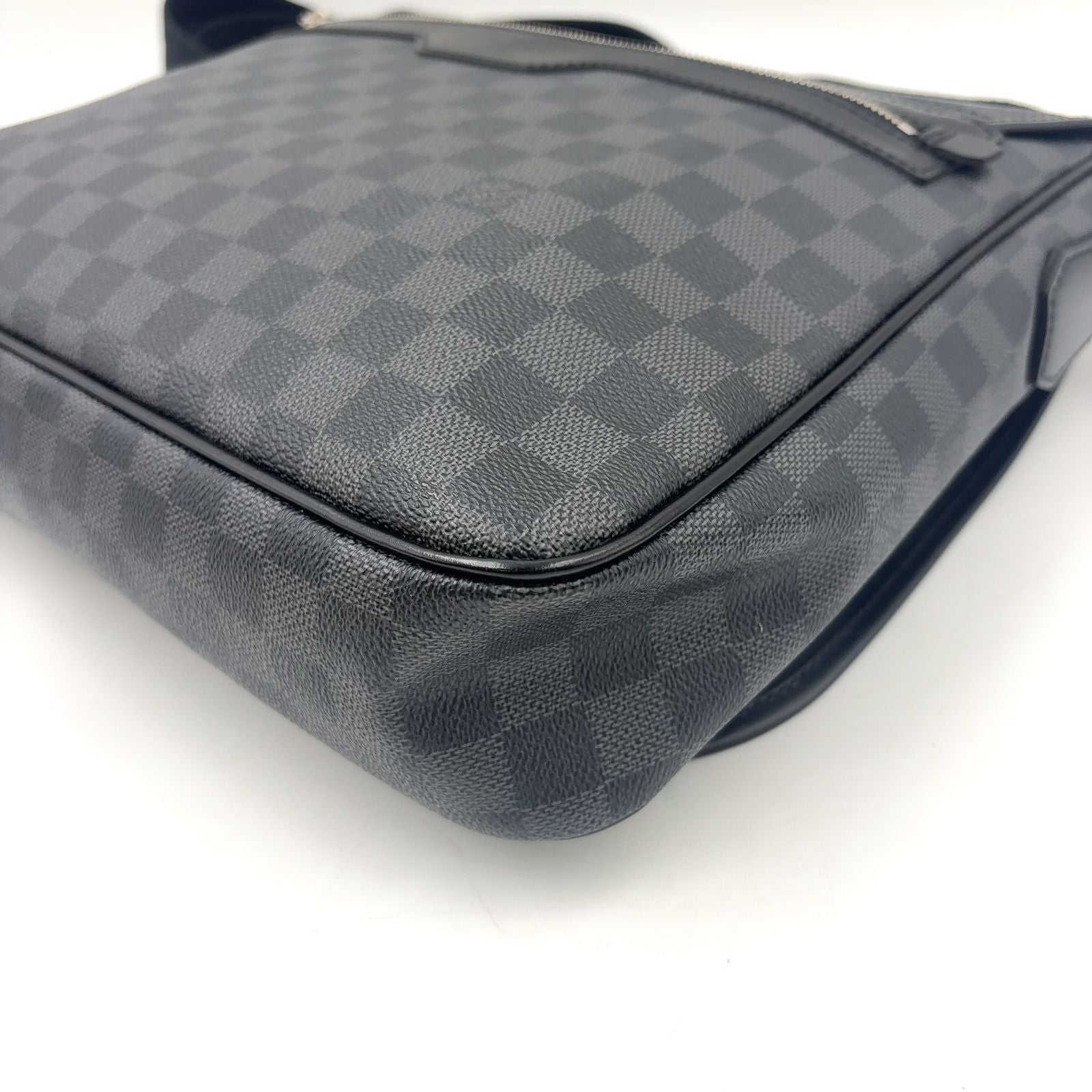 Louis Vuitton Daniel MM Damier Graphite Leather Black Shoulder Bag Silver — view 8