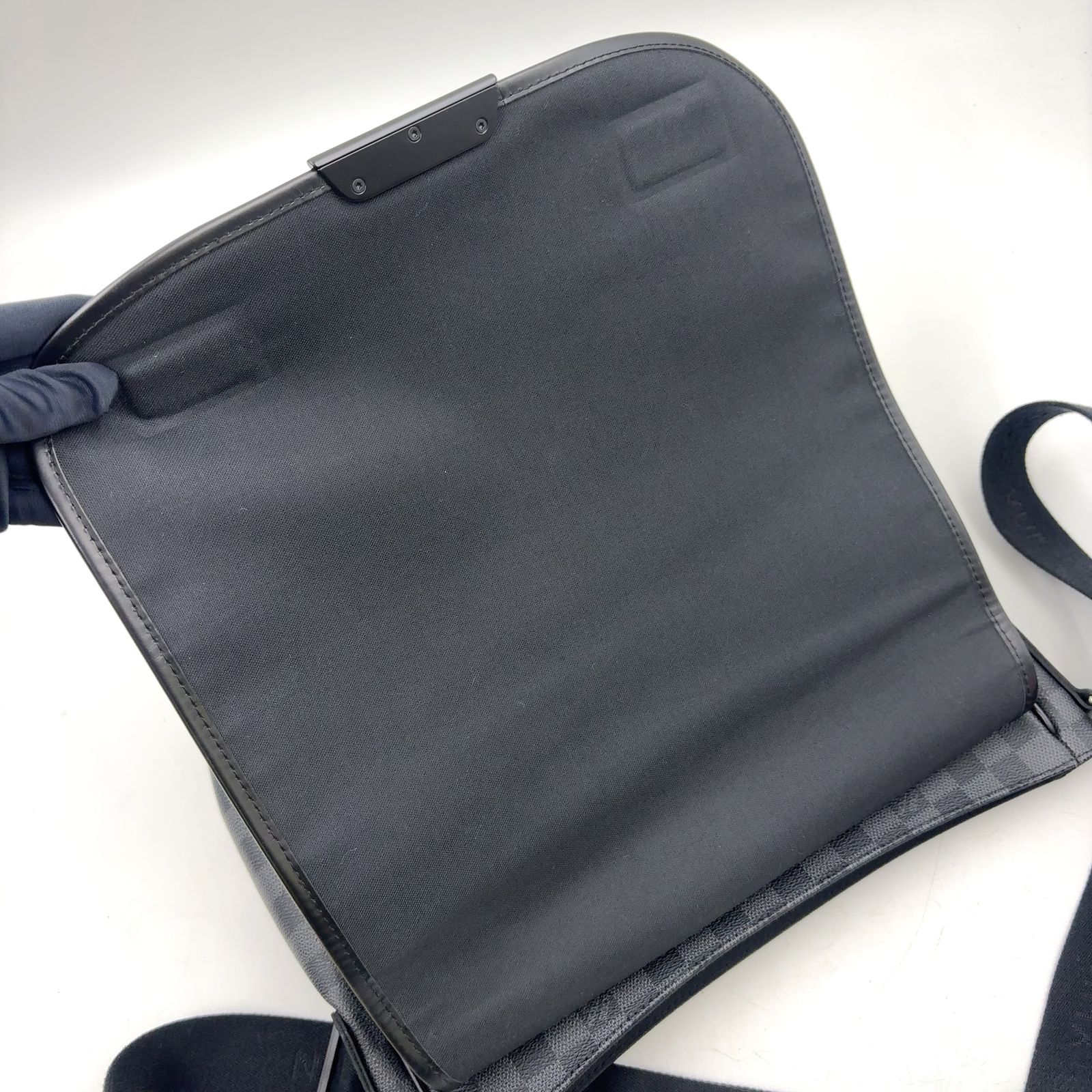 Louis Vuitton Daniel MM Damier Graphite Leather Black Shoulder Bag Silver — view 5