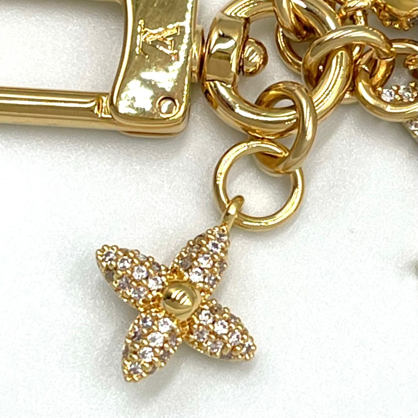 Louis Vuitton Micro Charm LV Iconic Metal Gold Key Holder — view 6