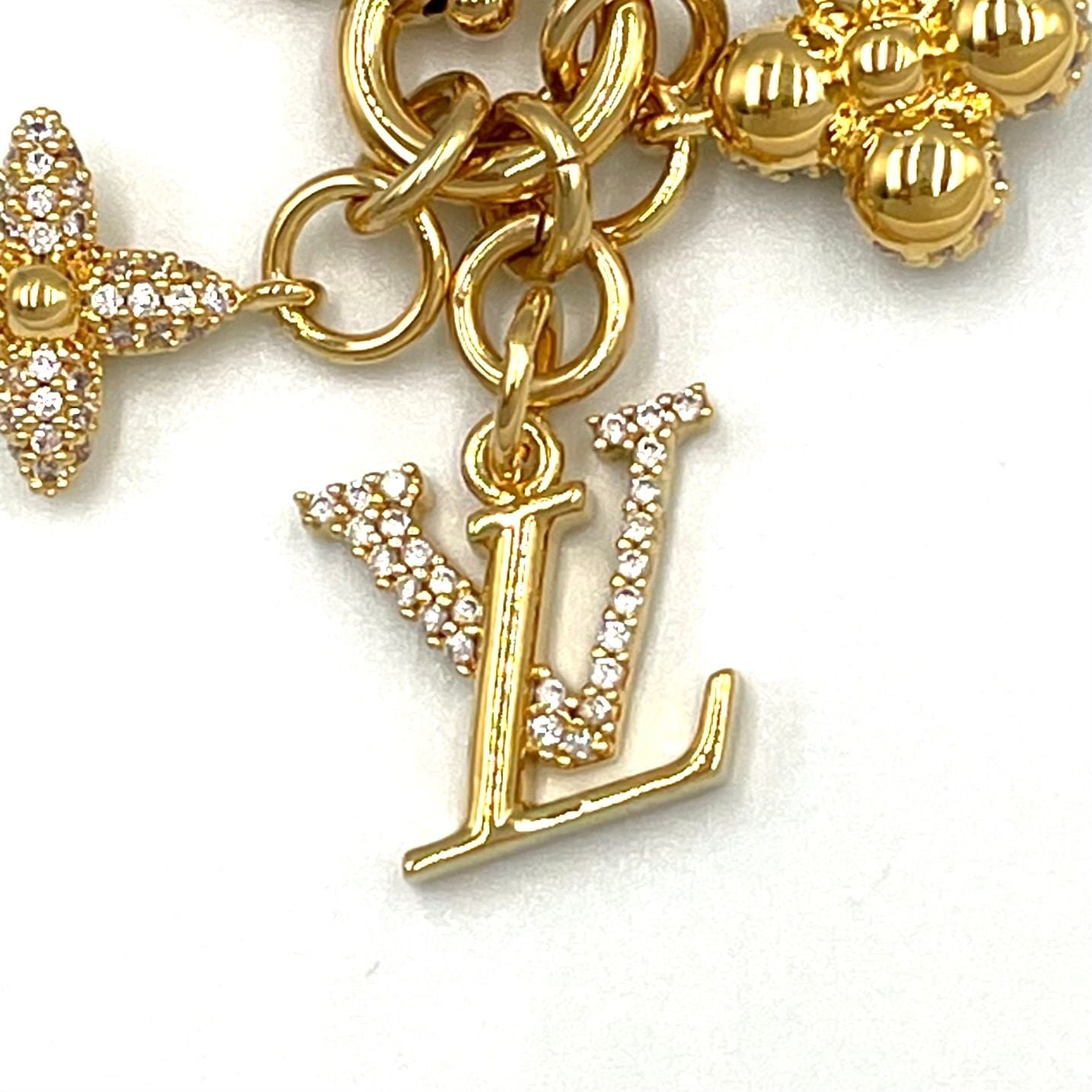 Louis Vuitton Micro Charm LV Iconic Metal Gold Key Holder — view 4