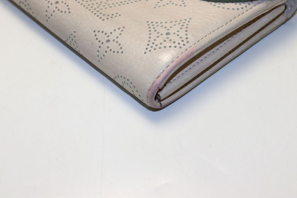 Louis Vuitton Mahina Portefeuille Iris Leather Bifold Wallet — view 5