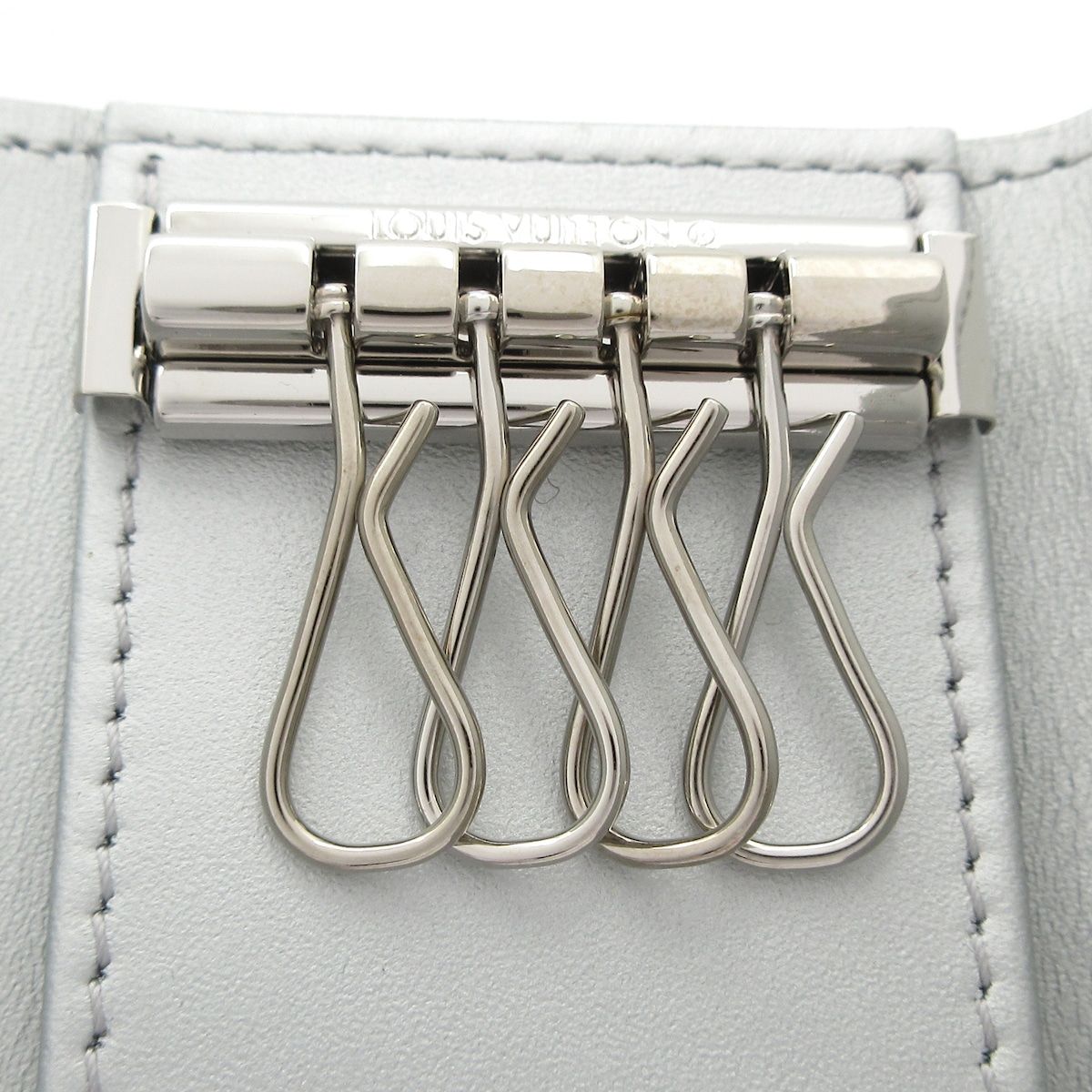 Louis Vuitton Key Case Mahina Multicles 4 Silver Simari Collection LV Ski — view 4