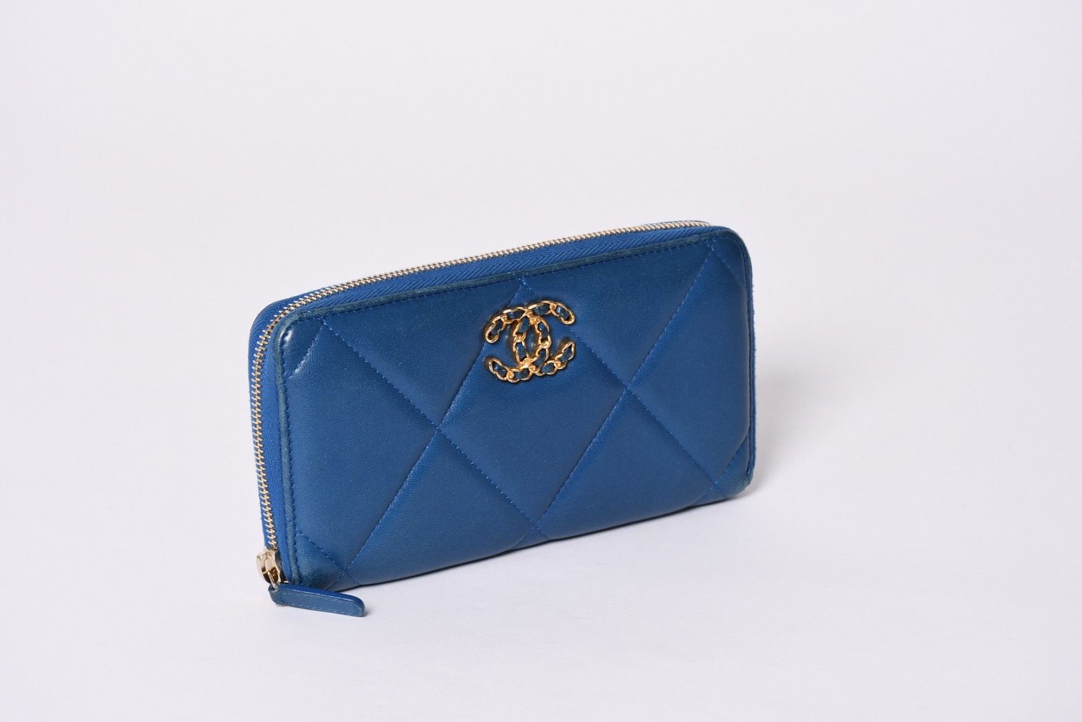 Chanel CC Logo Round Wallet Quilted Blue Leather Gold — view 4