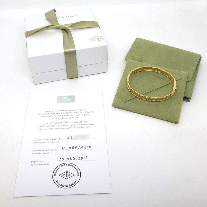 Van Cleef & Arpels Bangle Perlee Signature 18k Yellow Gold Bracelet — view 8