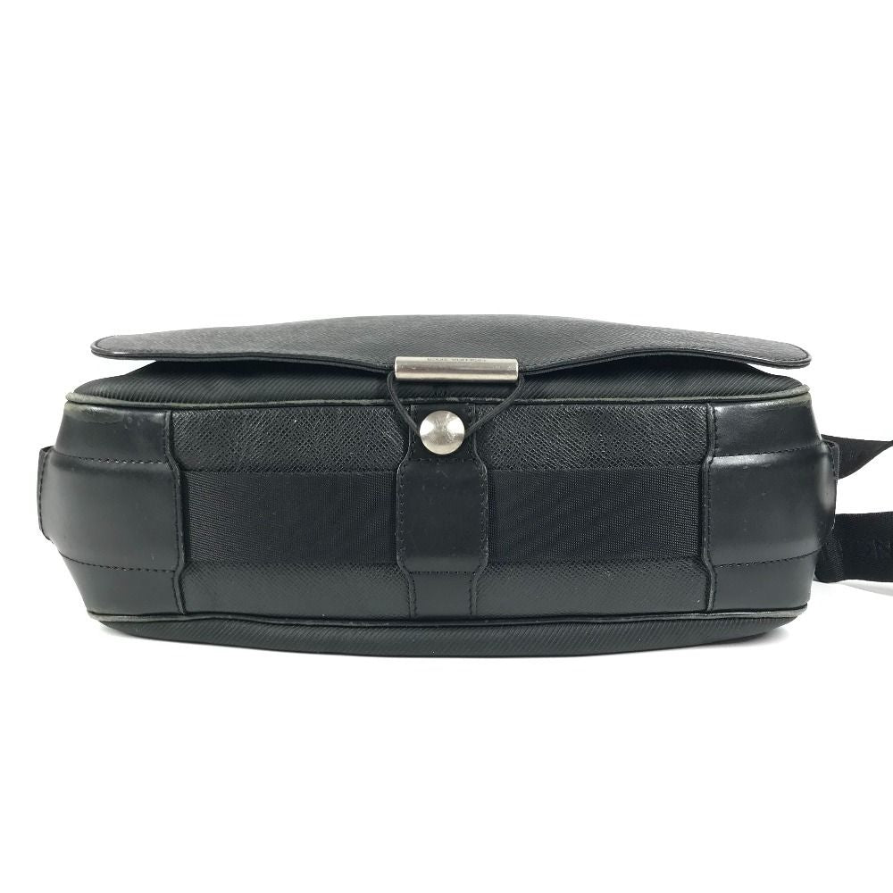 Louis Vuitton Shoulder Bag Victor Taiga Leather Noir Black — view 5