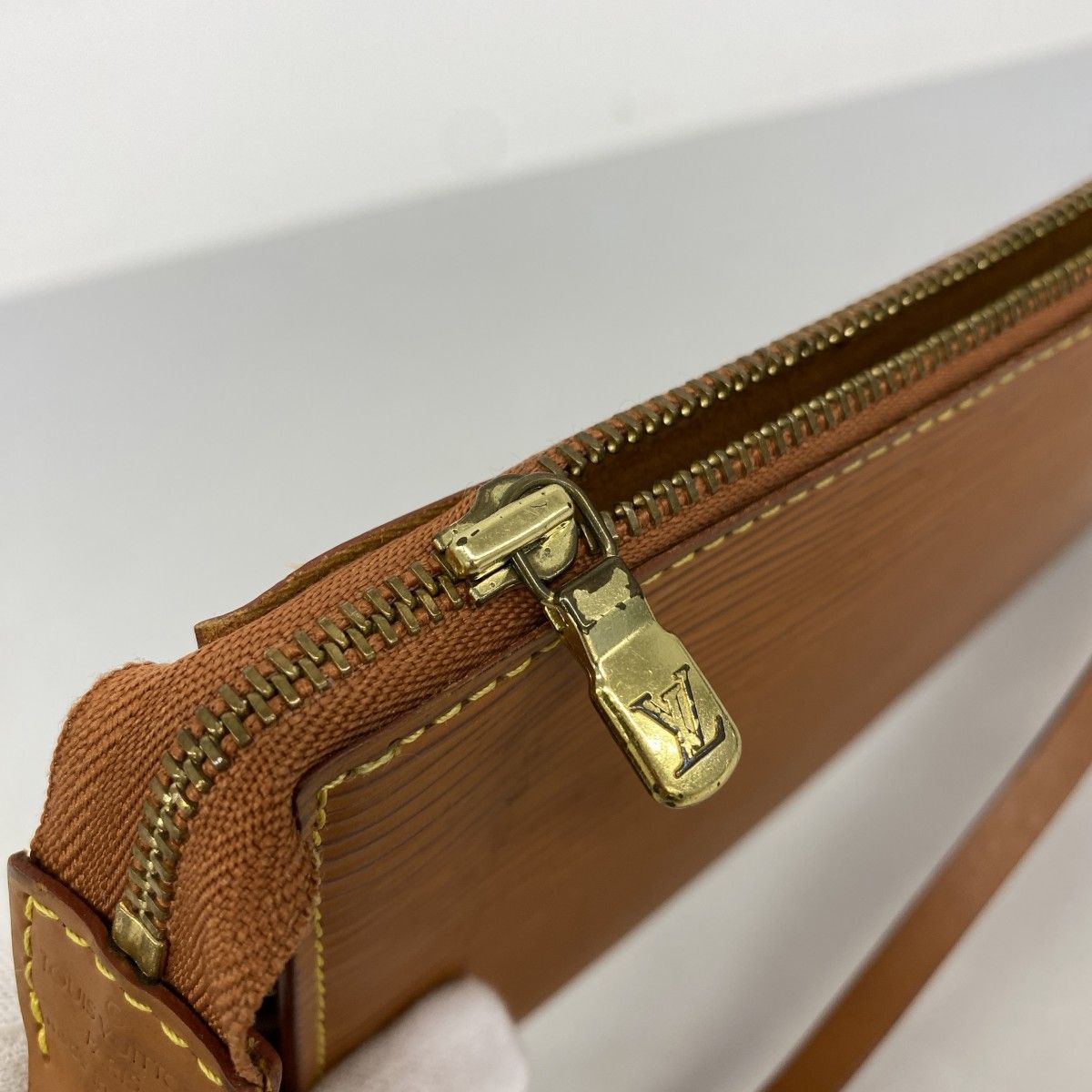 Louis Vuitton Pouch Epi Pochette Cipango Gold — view 8