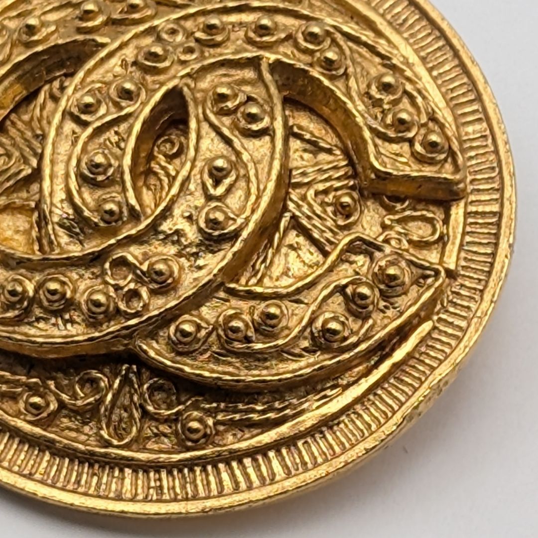 Chanel Brooch CC Logo Medal Gold Vintage — view 3