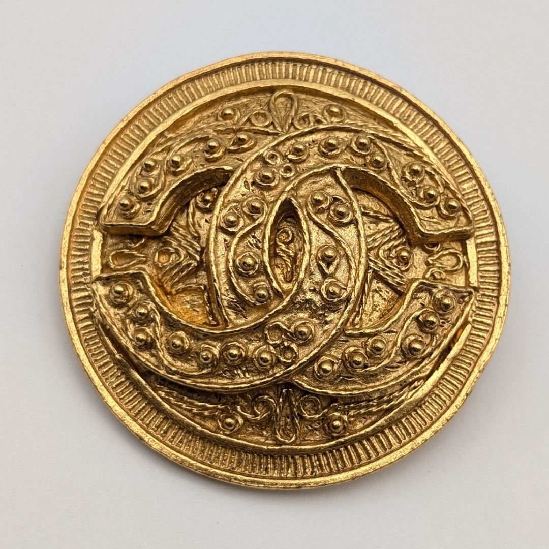 Chanel Brooch CC Logo Medal Gold Vintage — view 2