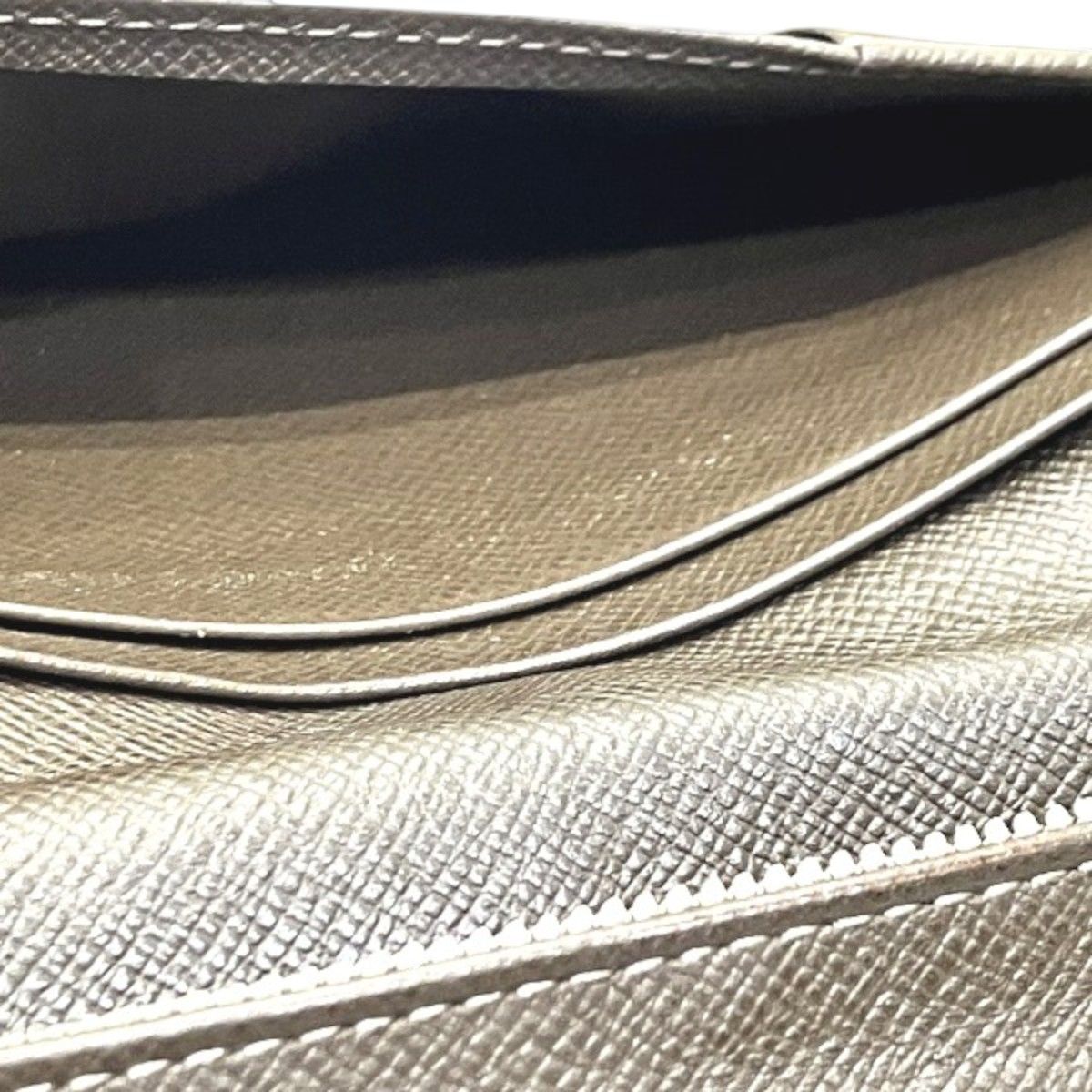 Louis Vuitton Portefeuille Brazza Glacier Taiga Bifold Wallet Leather — view 9