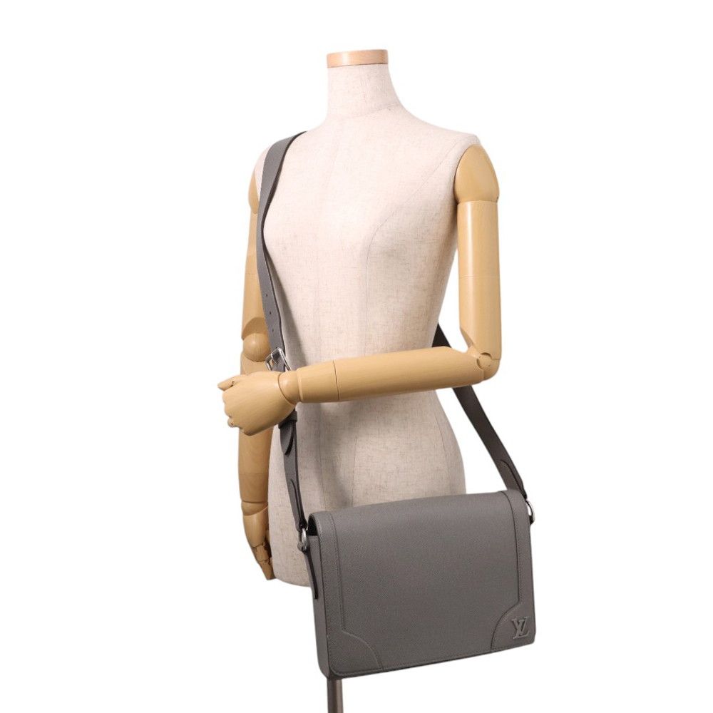 Louis Vuitton Shoulder Bag New Flap Messenger Taiga — view 4