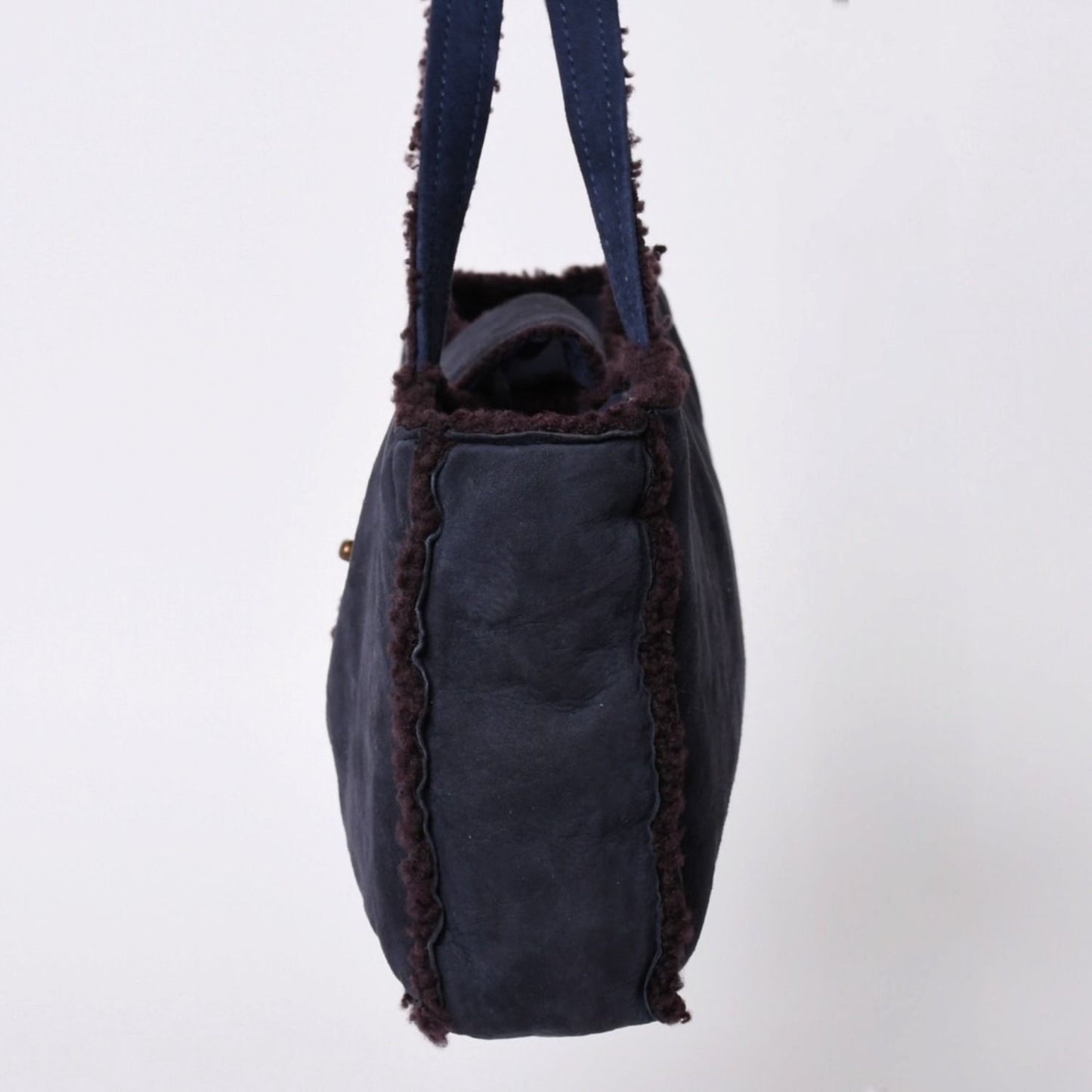 Chanel Shearling Bag CC Logo Nubuck Antique Gold — view 4