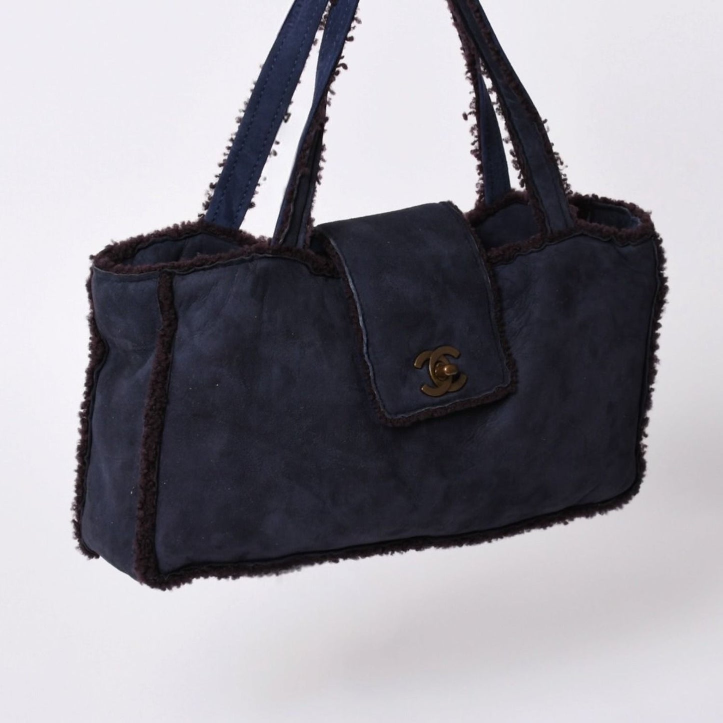 Chanel Shearling Bag CC Logo Nubuck Antique Gold — view 3