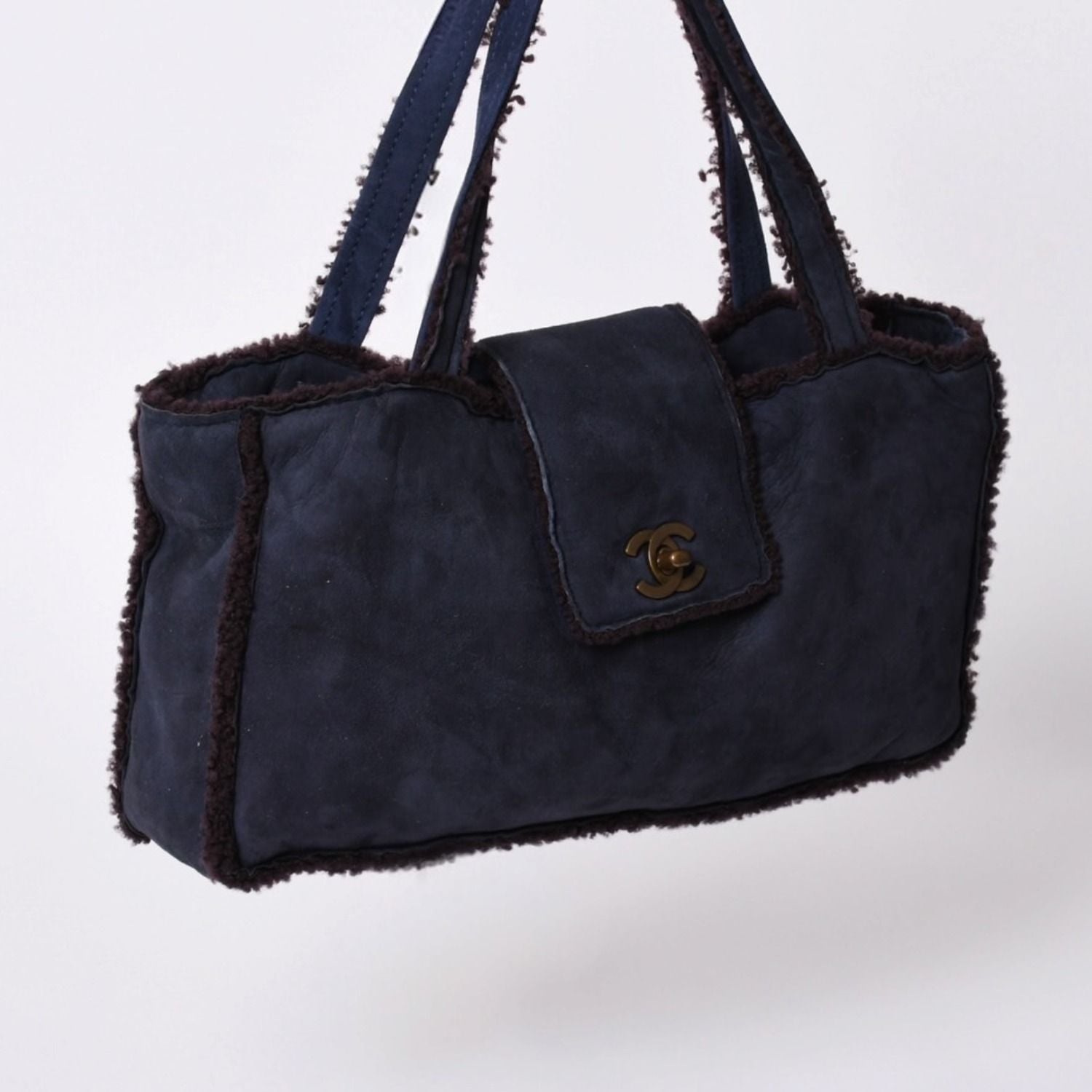Chanel Shearling Bag CC Logo Nubuck Antique Gold — view 3