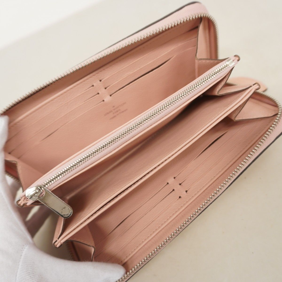 Louis Vuitton Wallet Mahina Zippy Magnolia — view 3