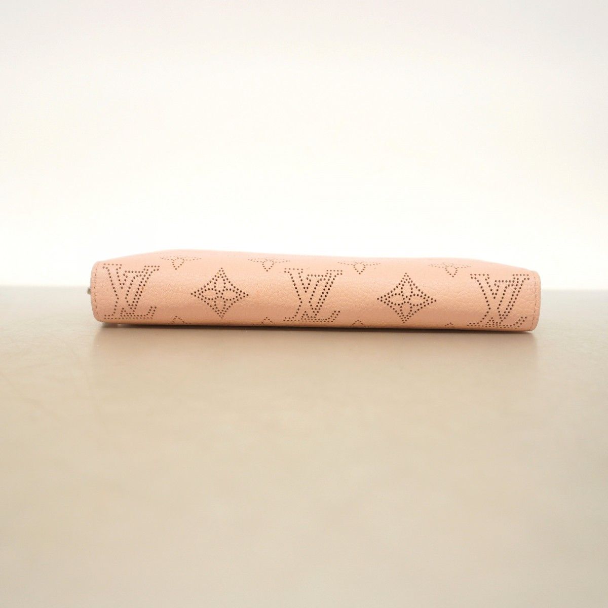 Louis Vuitton Wallet Mahina Zippy Magnolia — view 2
