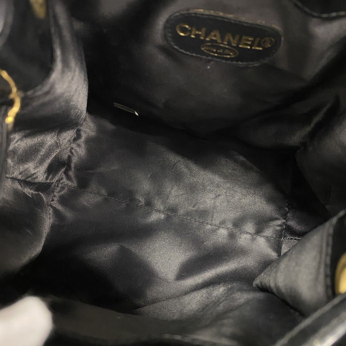 Chanel Shoulder Bag Patent Leather Black Gold — view 4