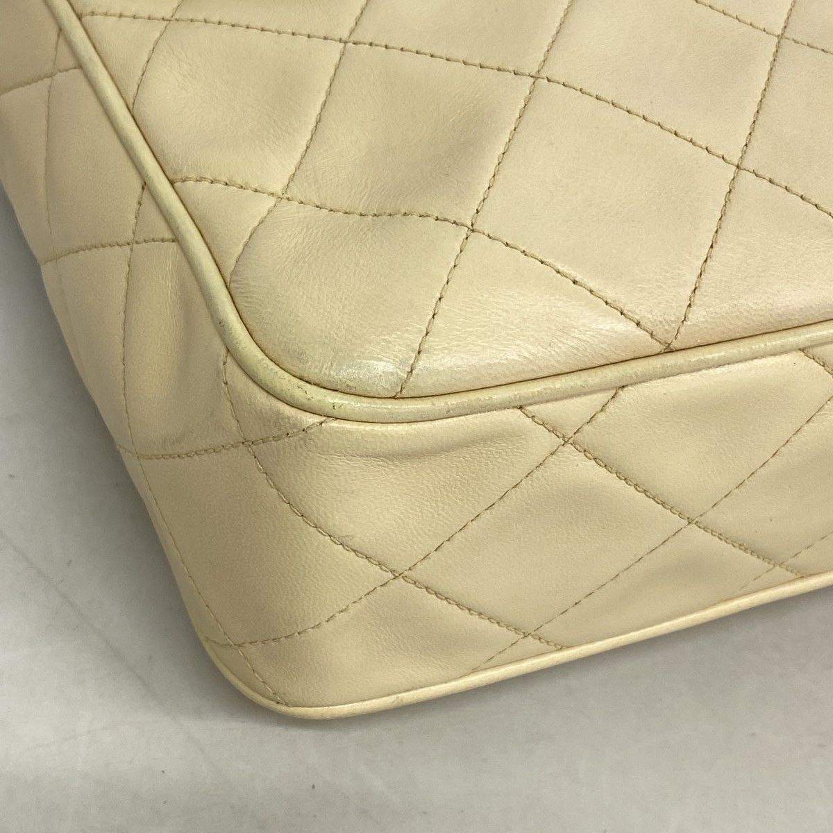 Chanel Shoulder Bag Quilted Lambskin Ivory Gold — view 8